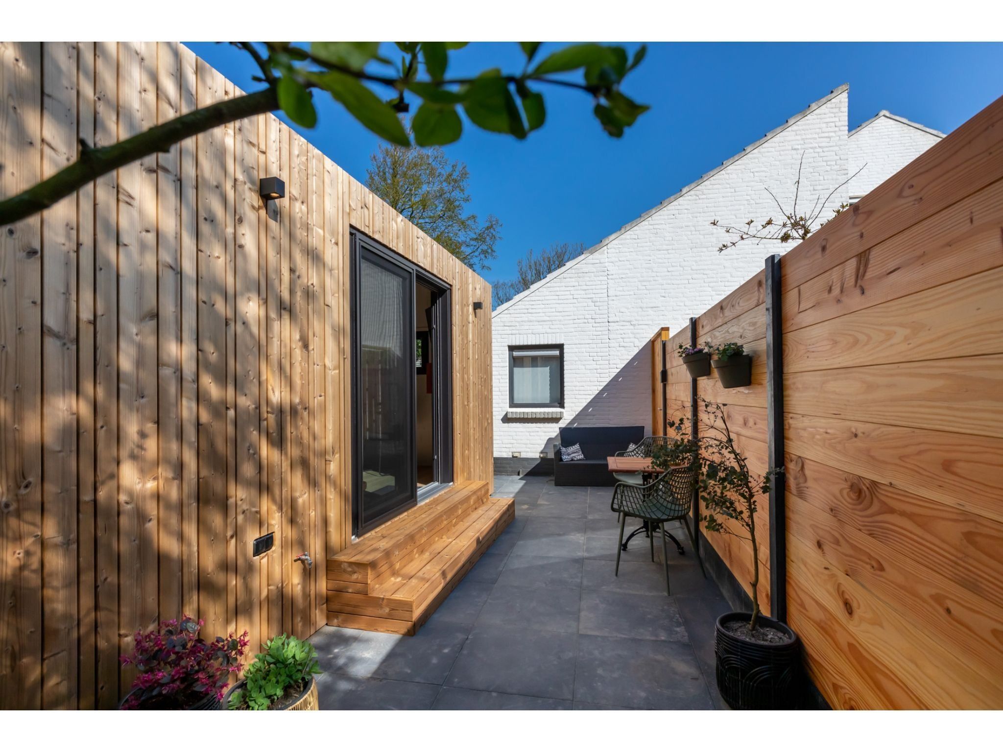 Het terras van Tinyhouse La Mouette in Zoutelande