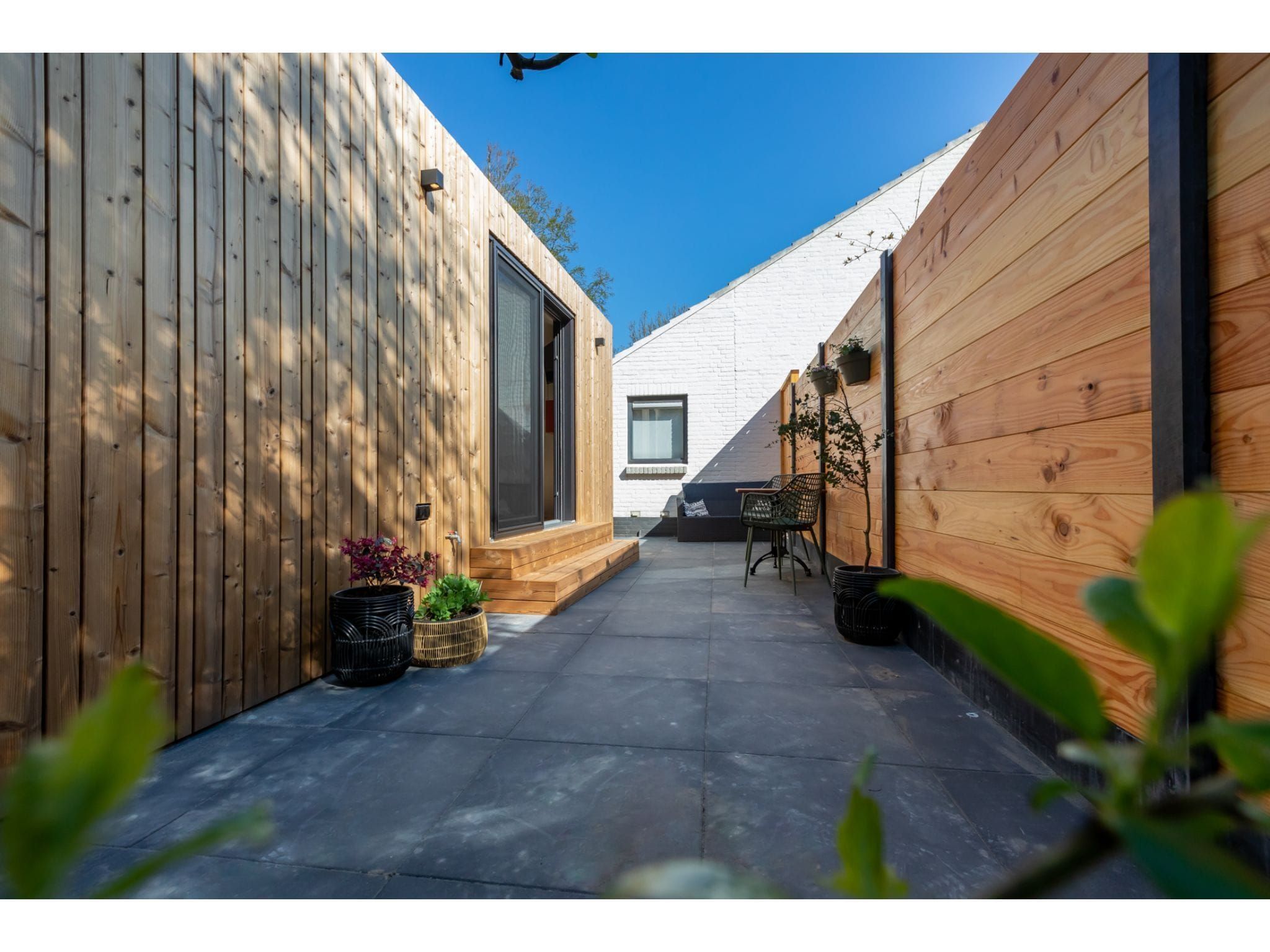 Het terras van Tinyhouse La Mouette in Zoutelande