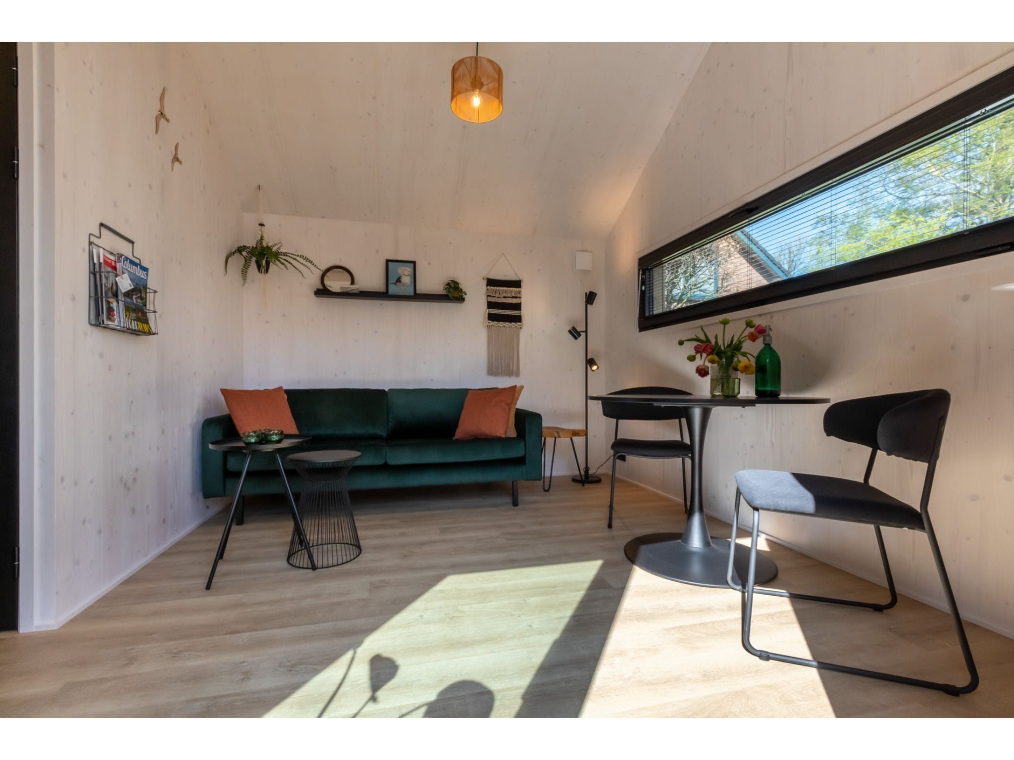 De woonkamer van Tinyhouse La Mouette in Zoutelande