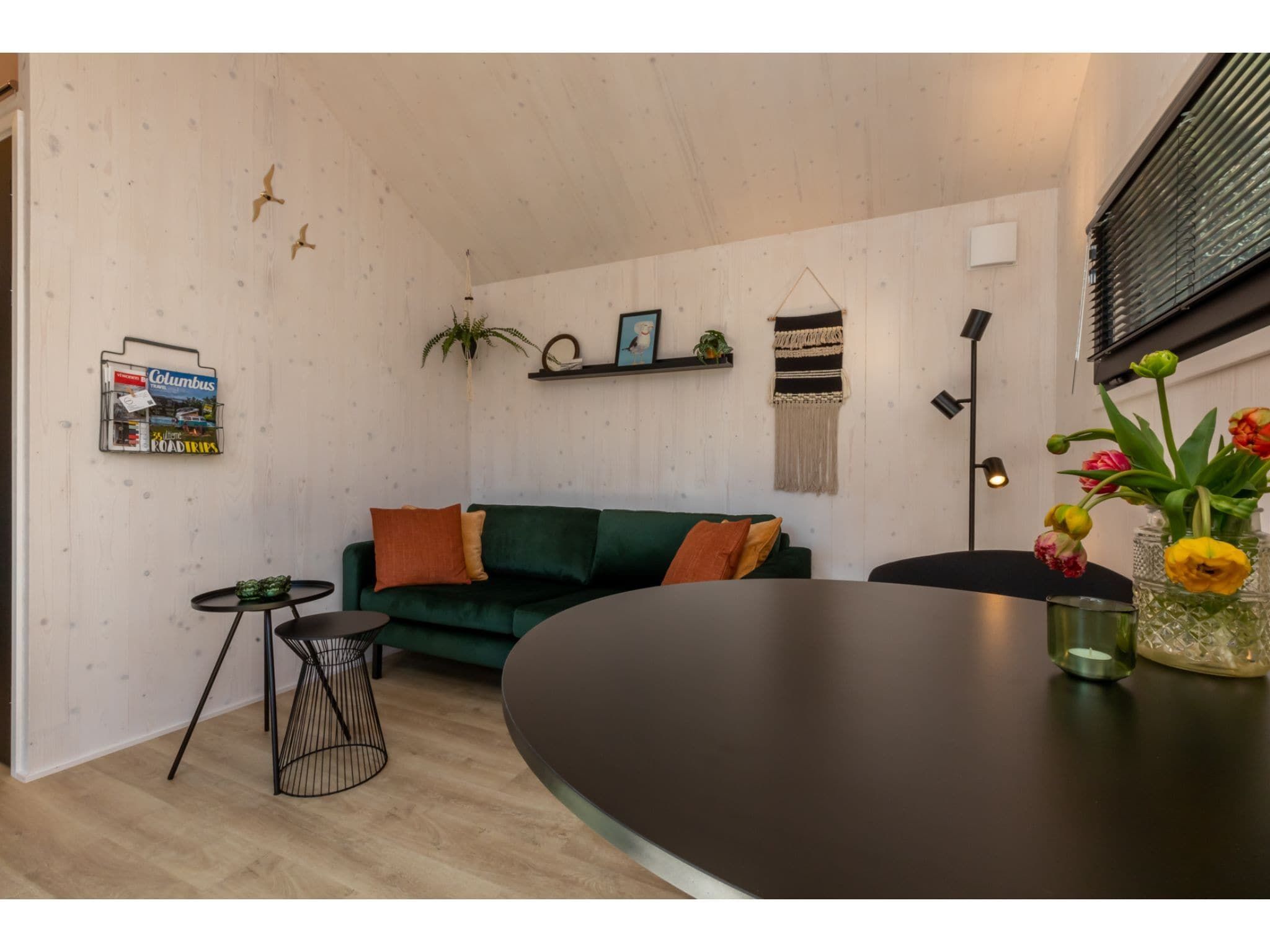 De woonkamer van Tinyhouse La Mouette in Zoutelande