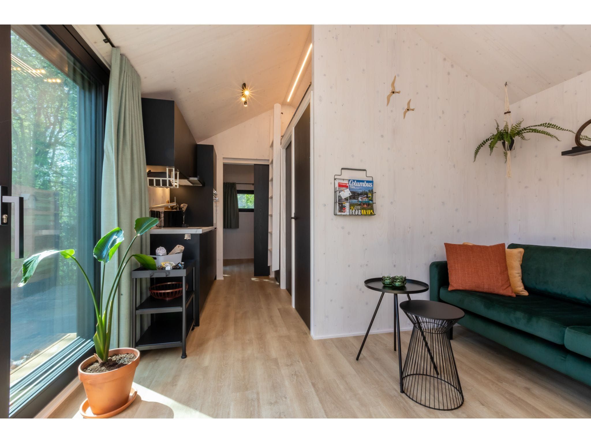 De woonkamer van Tinyhouse La Mouette in Zoutelande