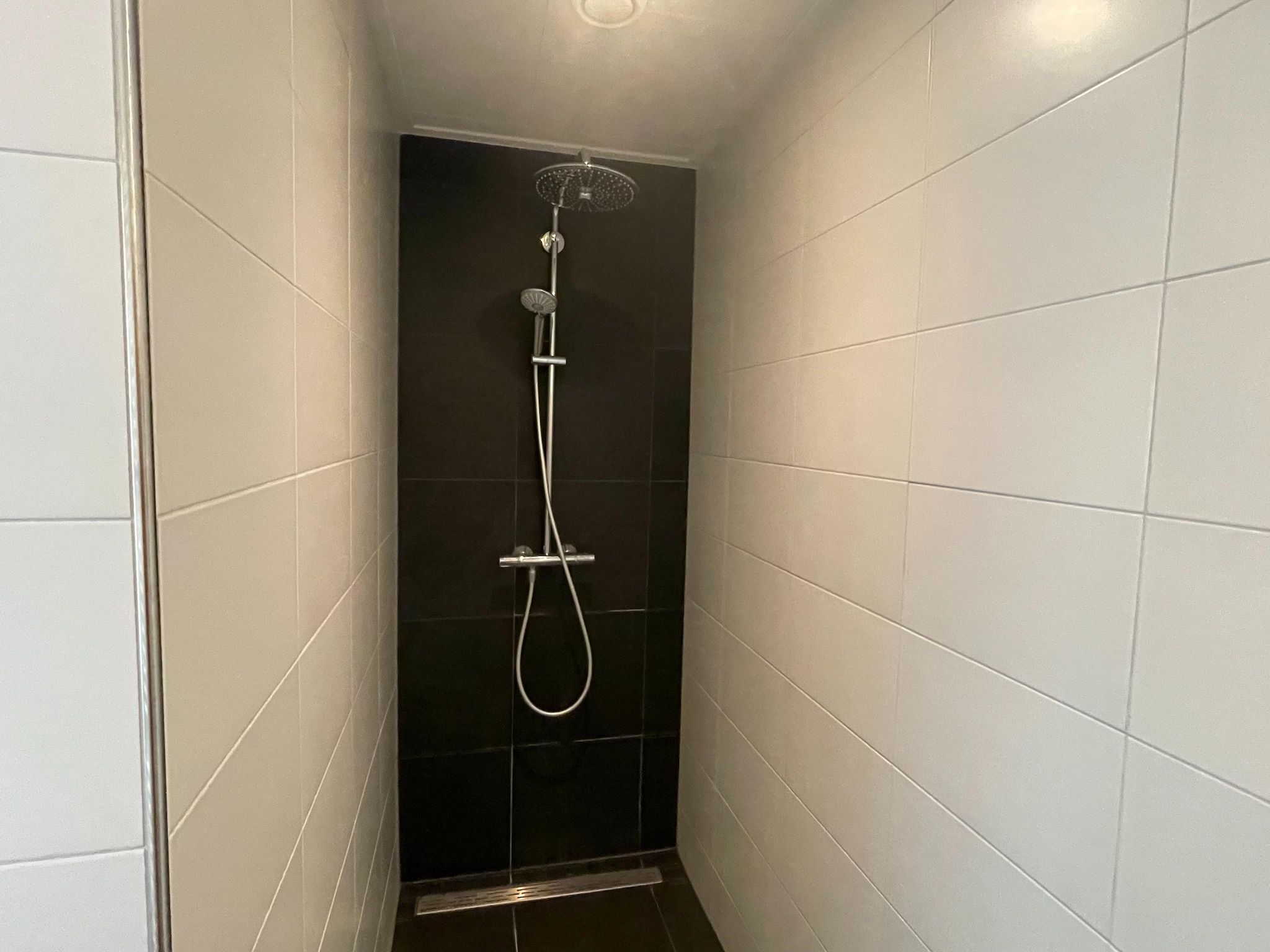 De badkamer van Elperhof home 16A in Schoonloo