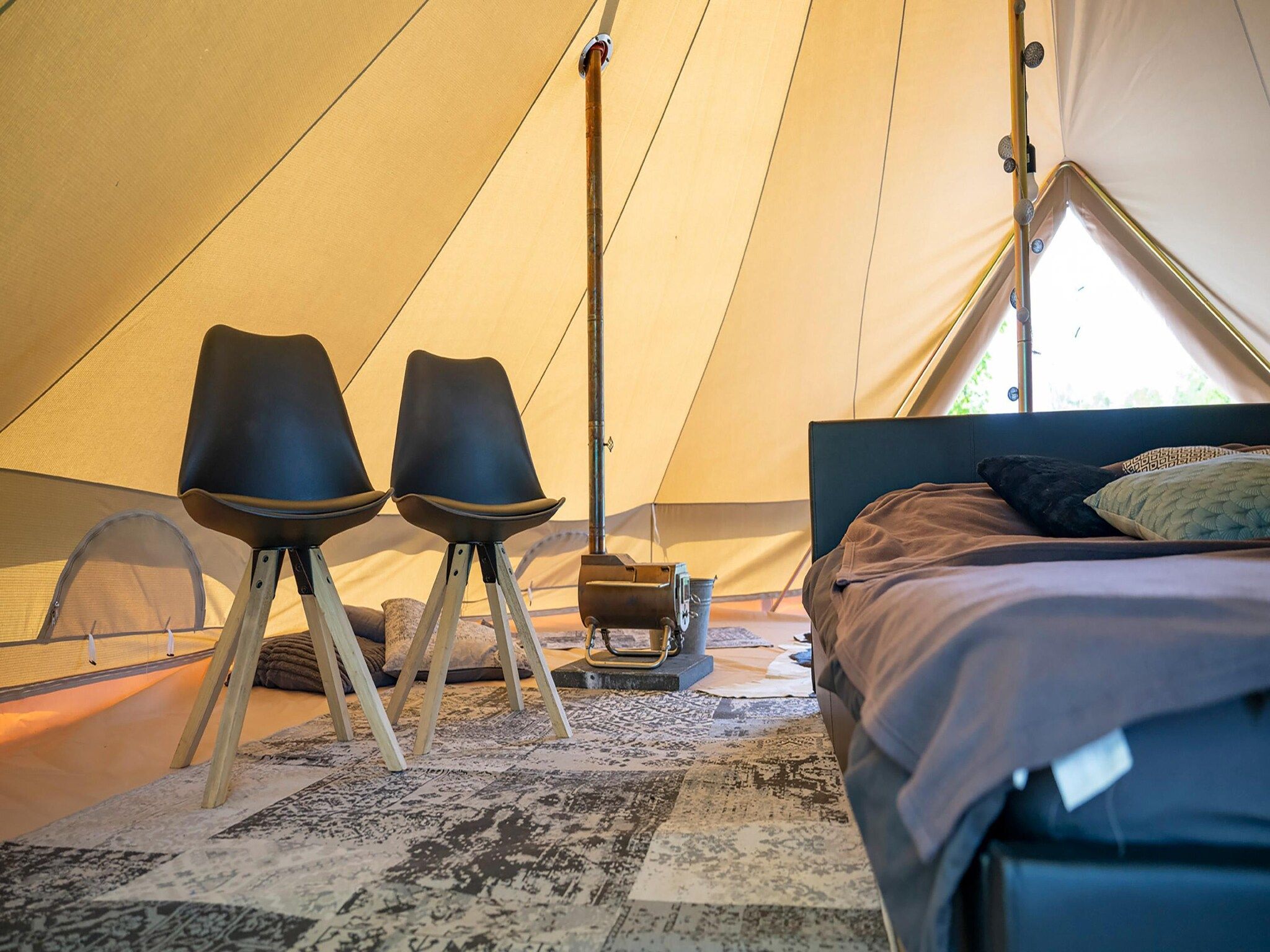 Een slaapkamer van Glamour tent 'Kreas'" in Twijzel