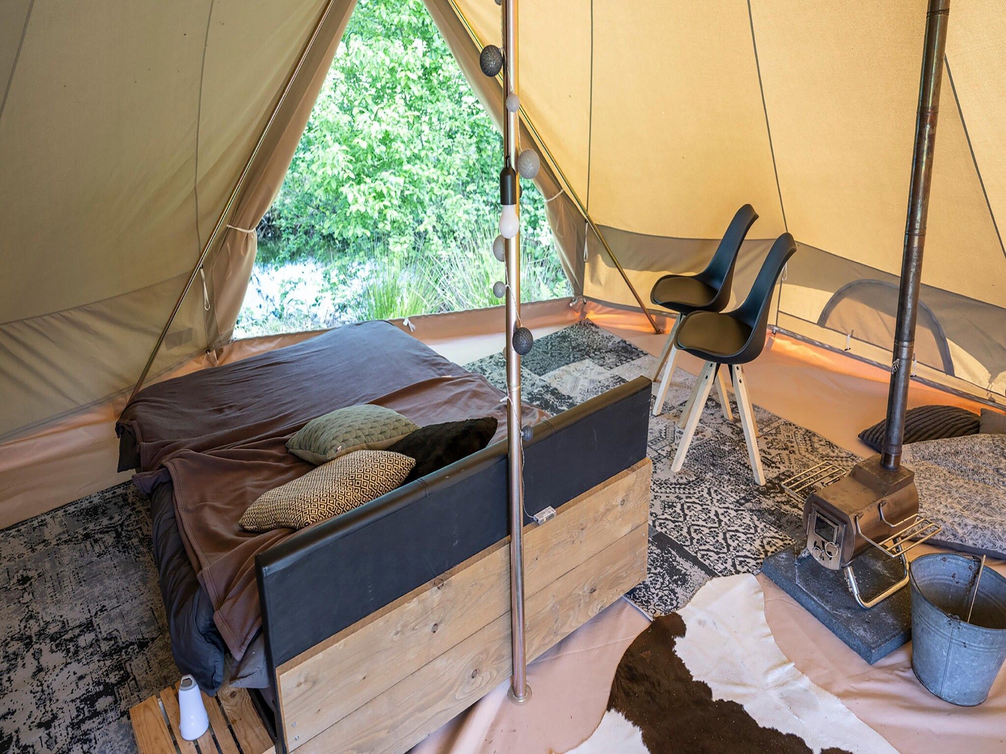 Een slaapkamer van Glamour tent 'Kreas'" in Twijzel