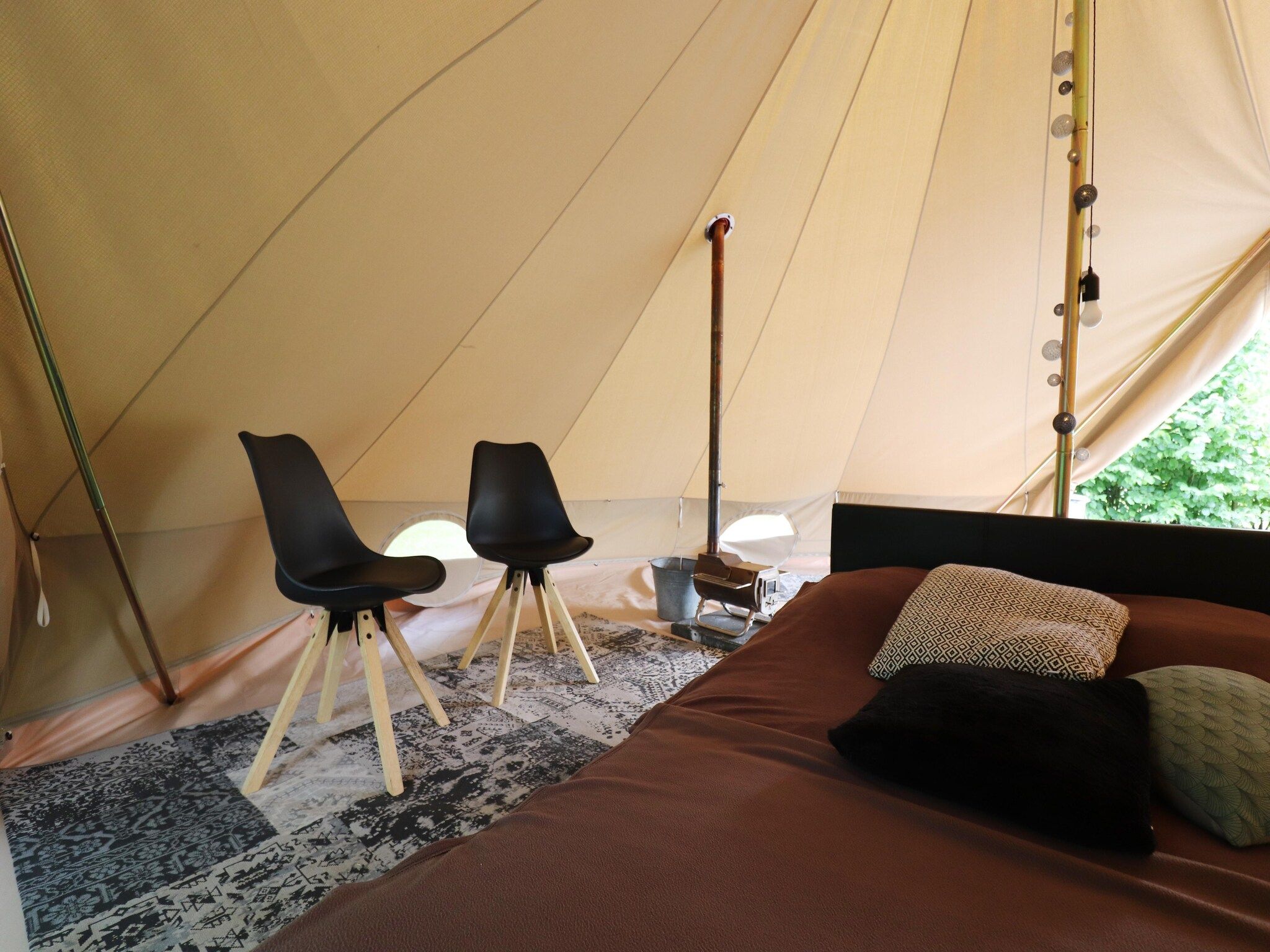Een slaapkamer van Glamour tent 'Kreas'" in Twijzel