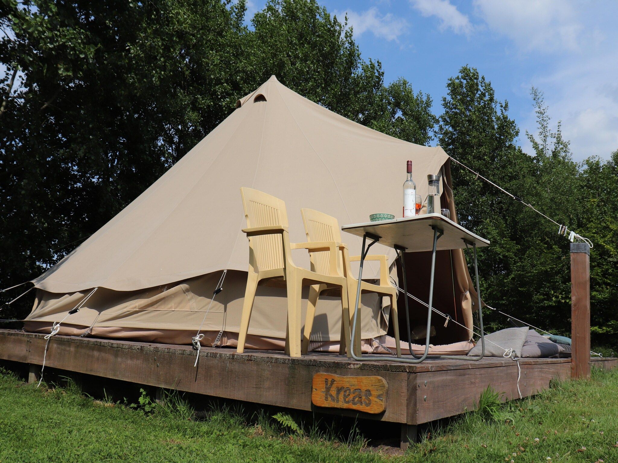 De buitenkant van Glamour tent 'Kreas'" in Twijzel