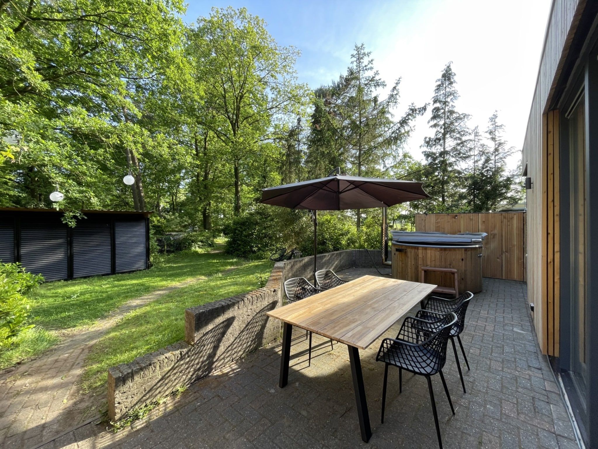 De tuin van Wellnes suite in Zelhem