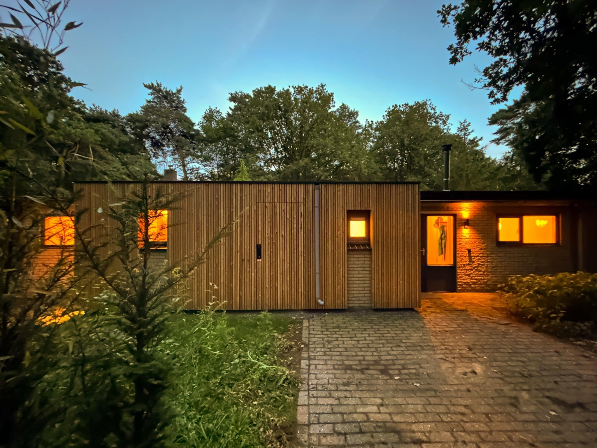 De buitenkant van Wellnes suite in Zelhem