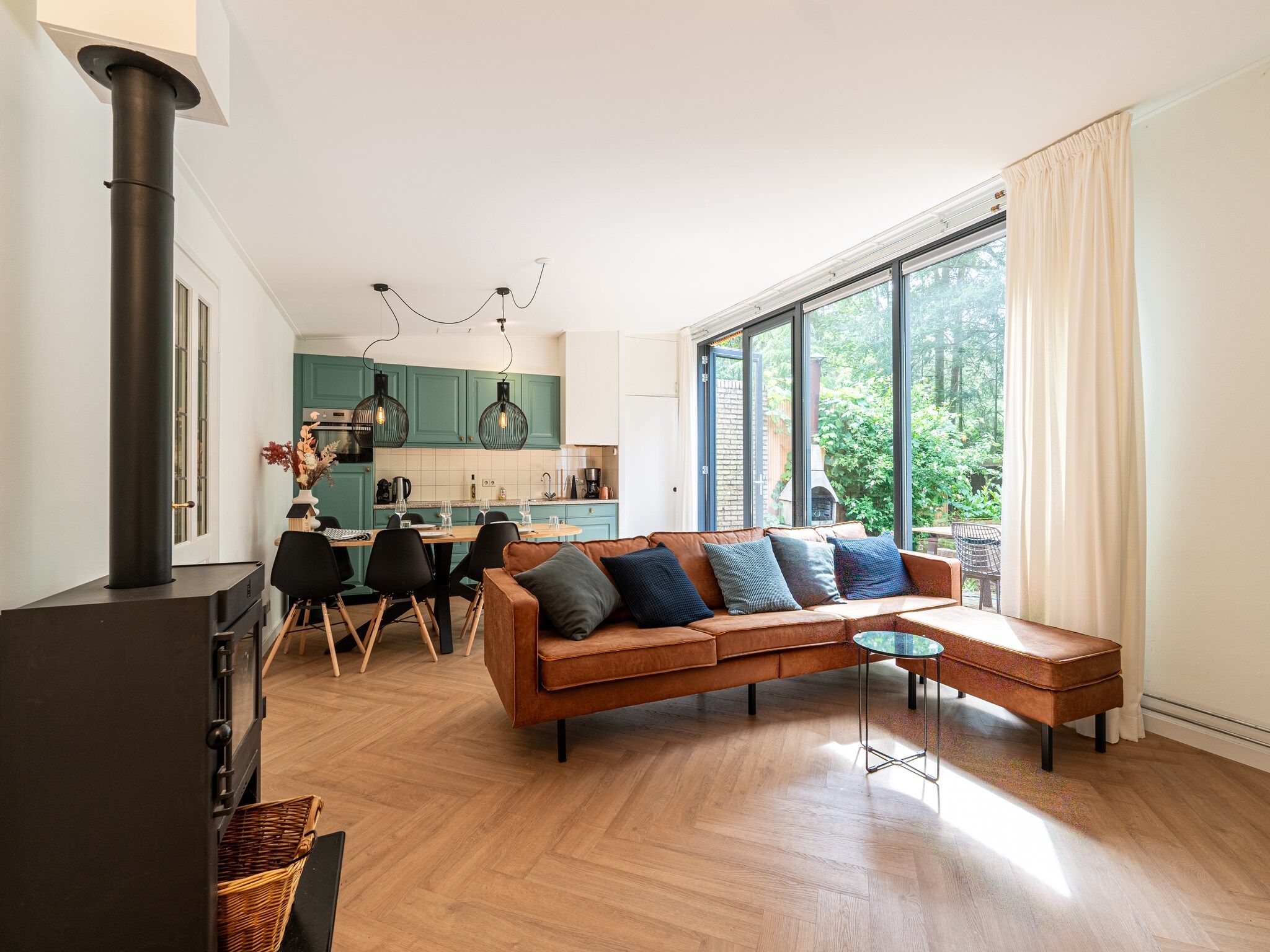 De woonkamer van Wellnes suite in Zelhem