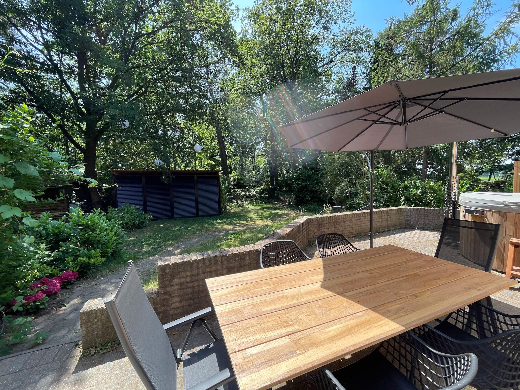 Het terras van Wellnes suite in Zelhem