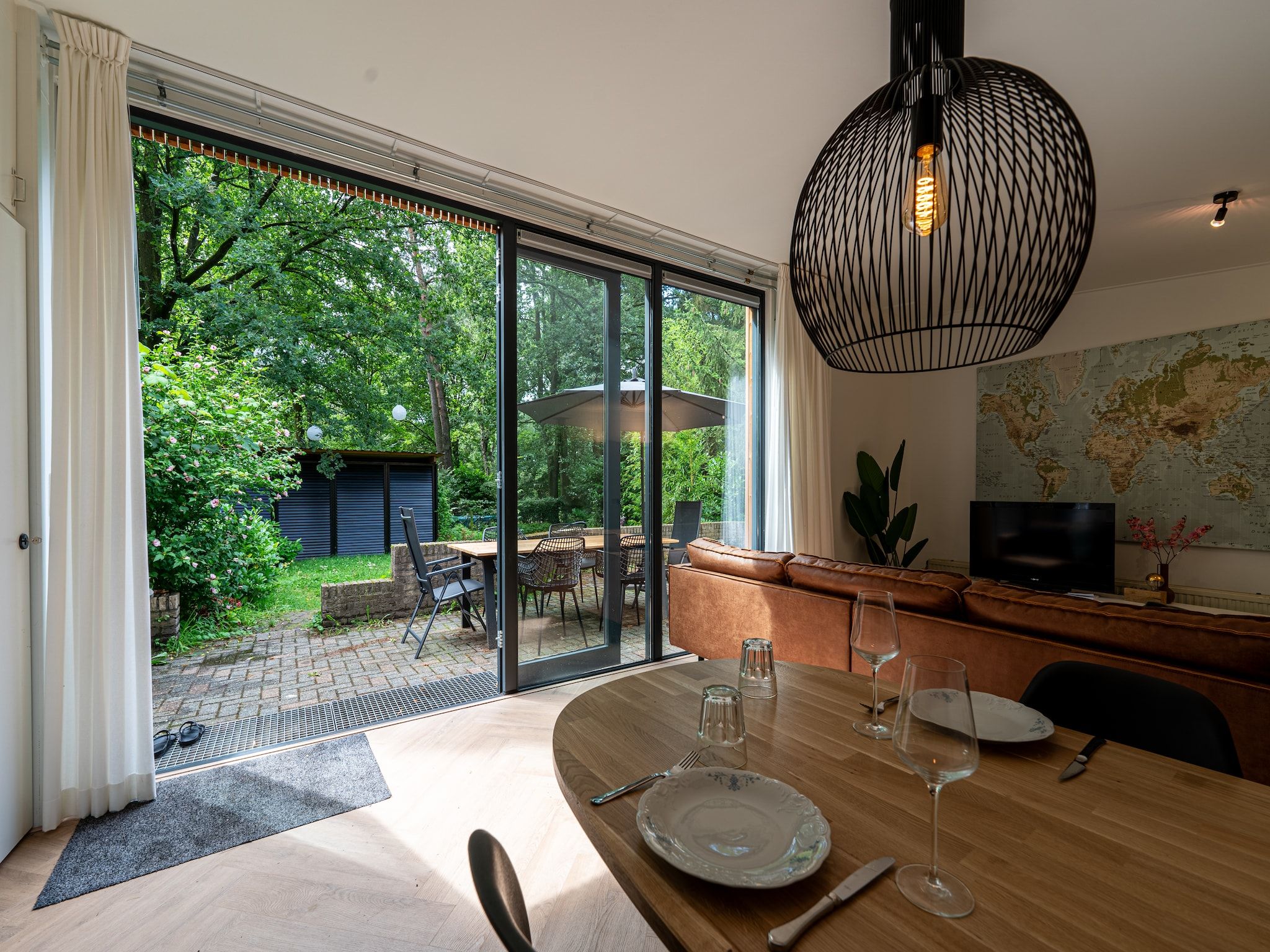 De eetkamer van Wellnes suite in Zelhem