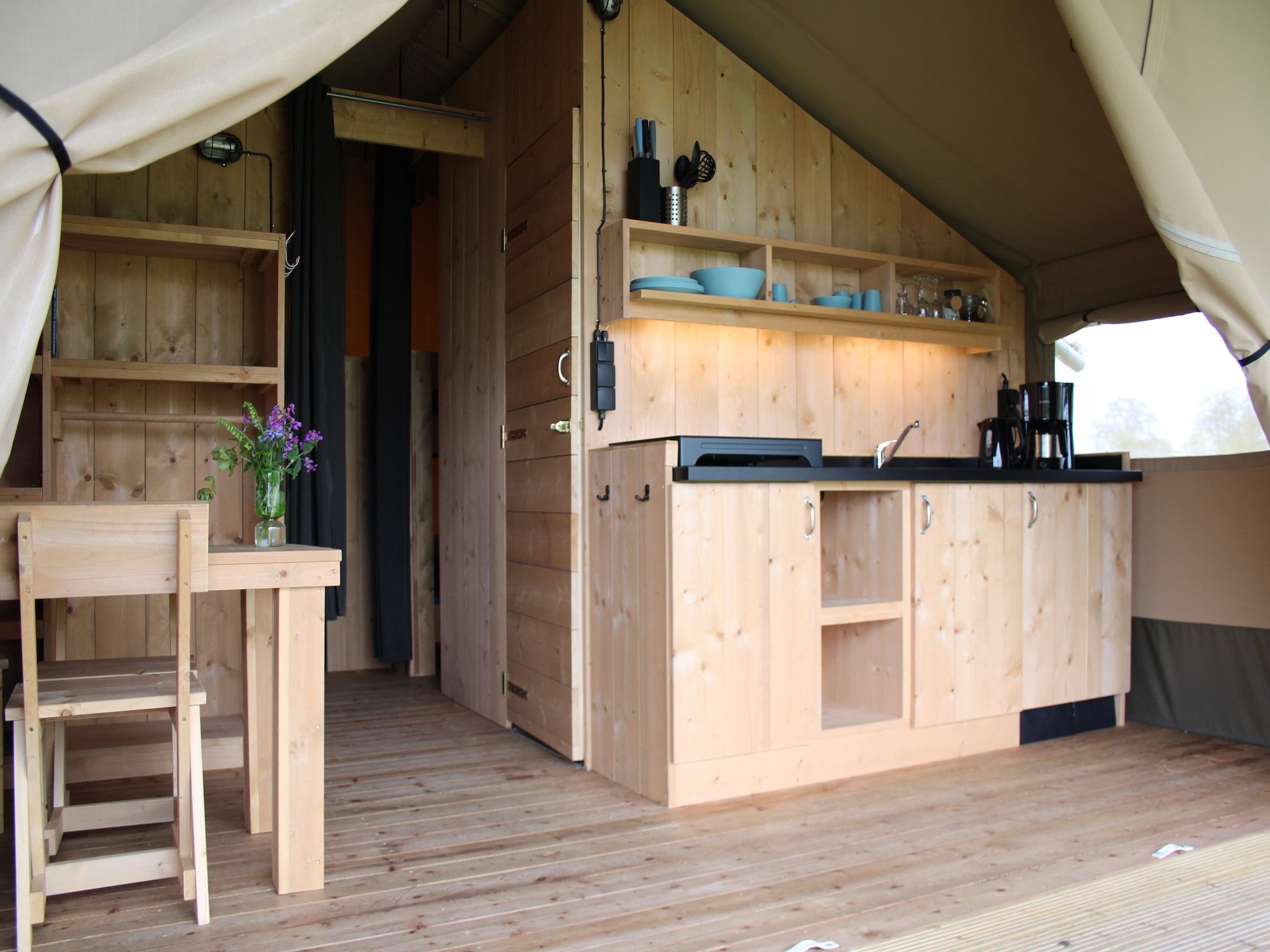 De woonkamer van Luxe glamping met badkamer 1 in De Veenhoop