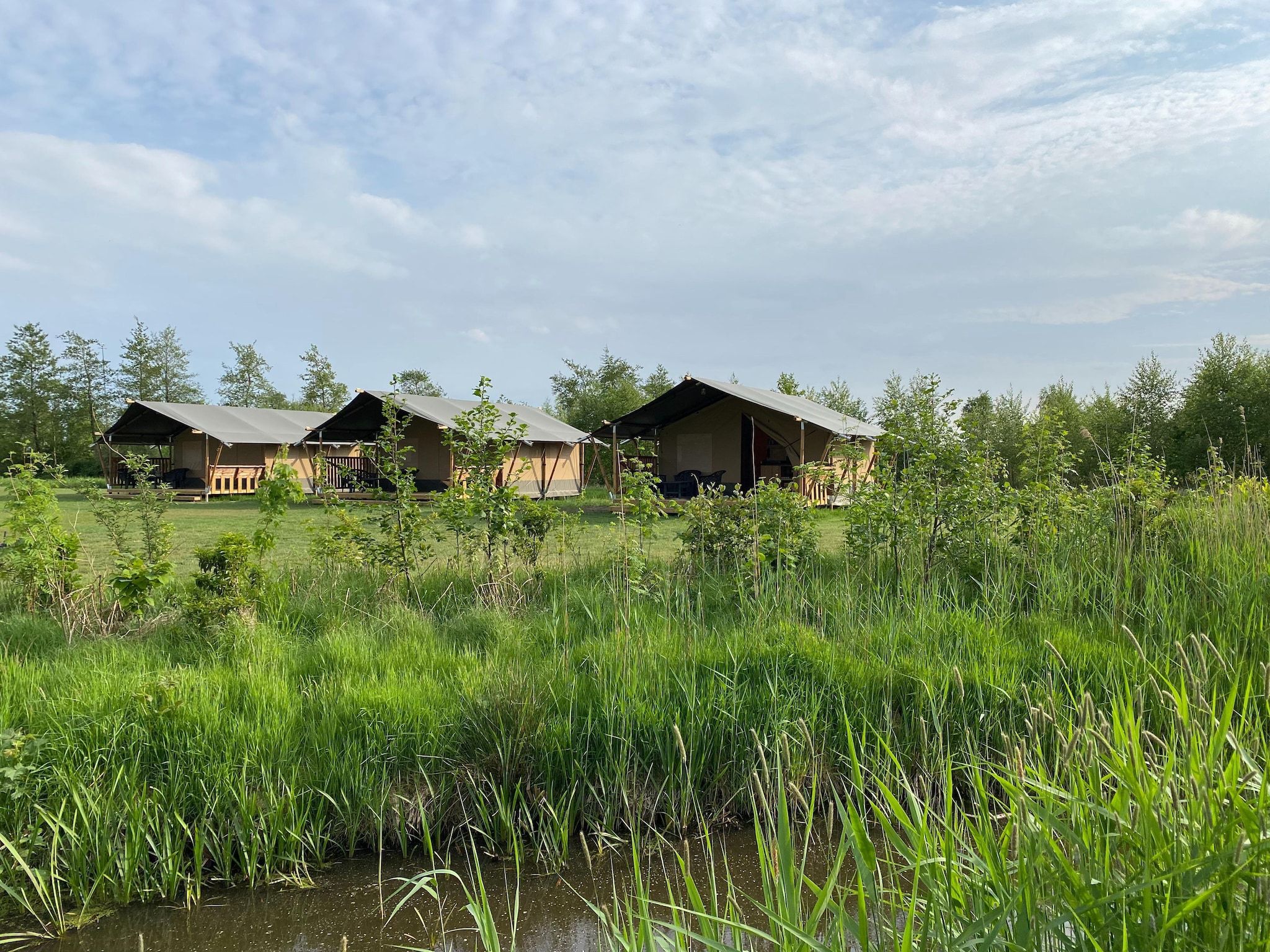 De buitenkant van Luxe glamping met badkamer 1 in De Veenhoop