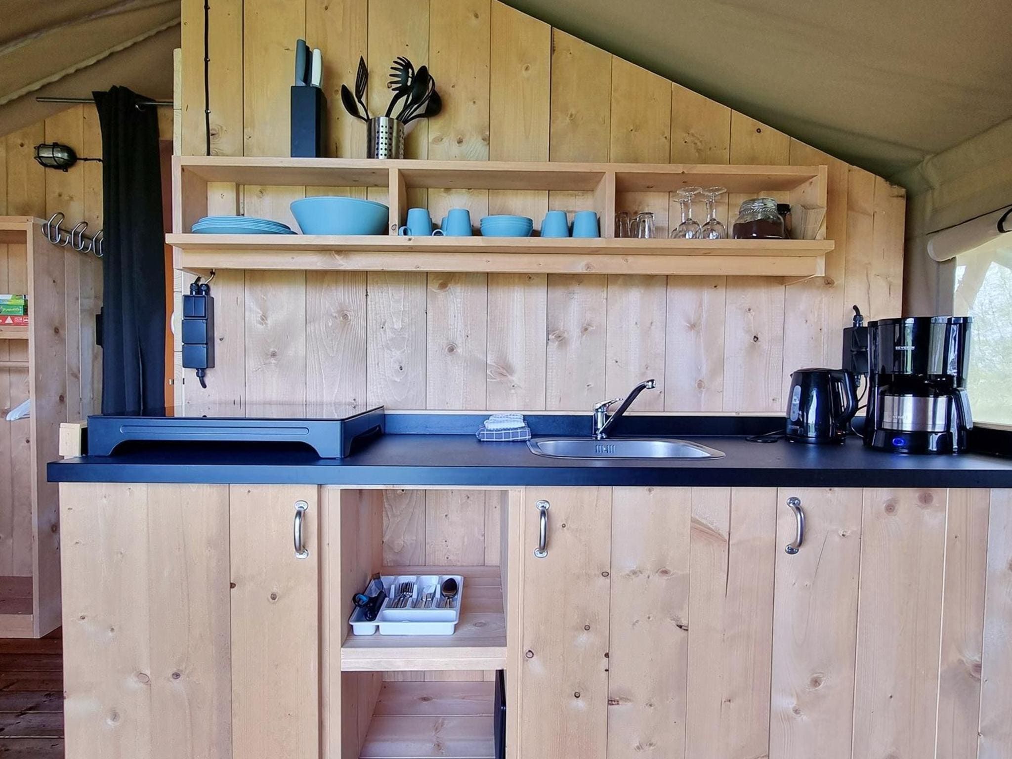 De keuken van Luxe glamping met badkamer 1 in De Veenhoop