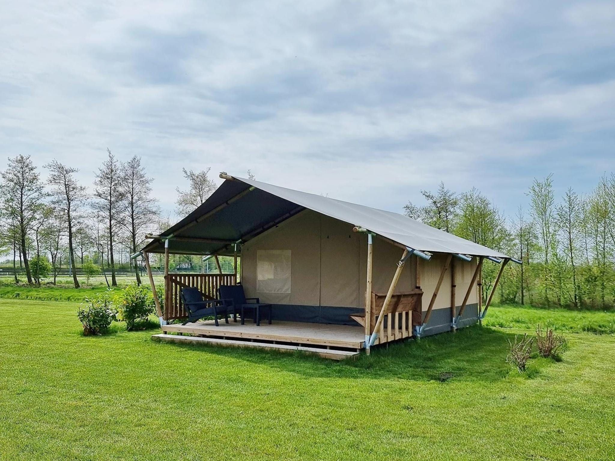 De buitenkant van Luxe glamping met badkamer 1 in De Veenhoop