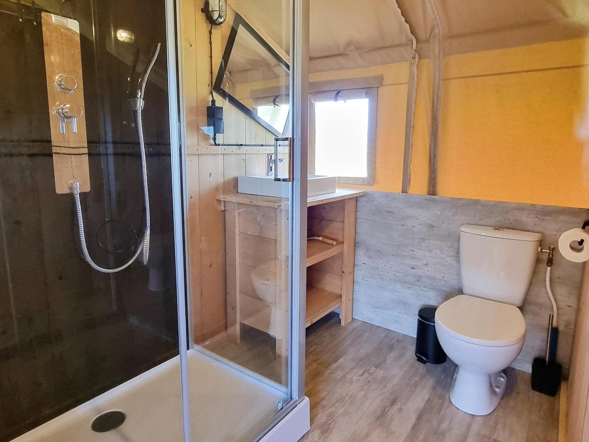 De badkamer van Luxe glamping met badkamer 1 in De Veenhoop