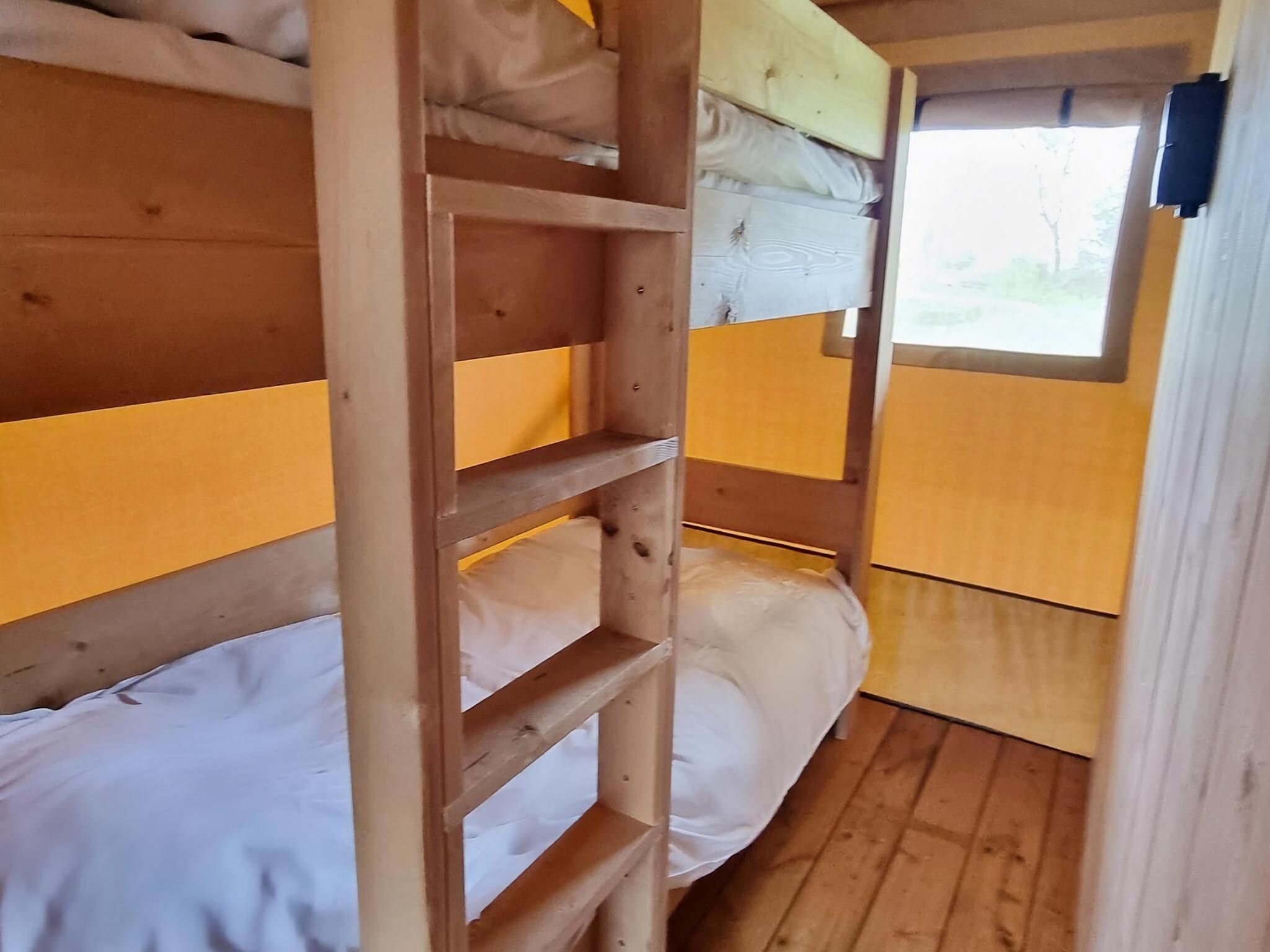 Een slaapkamer van Luxe glamping met badkamer 1 in De Veenhoop