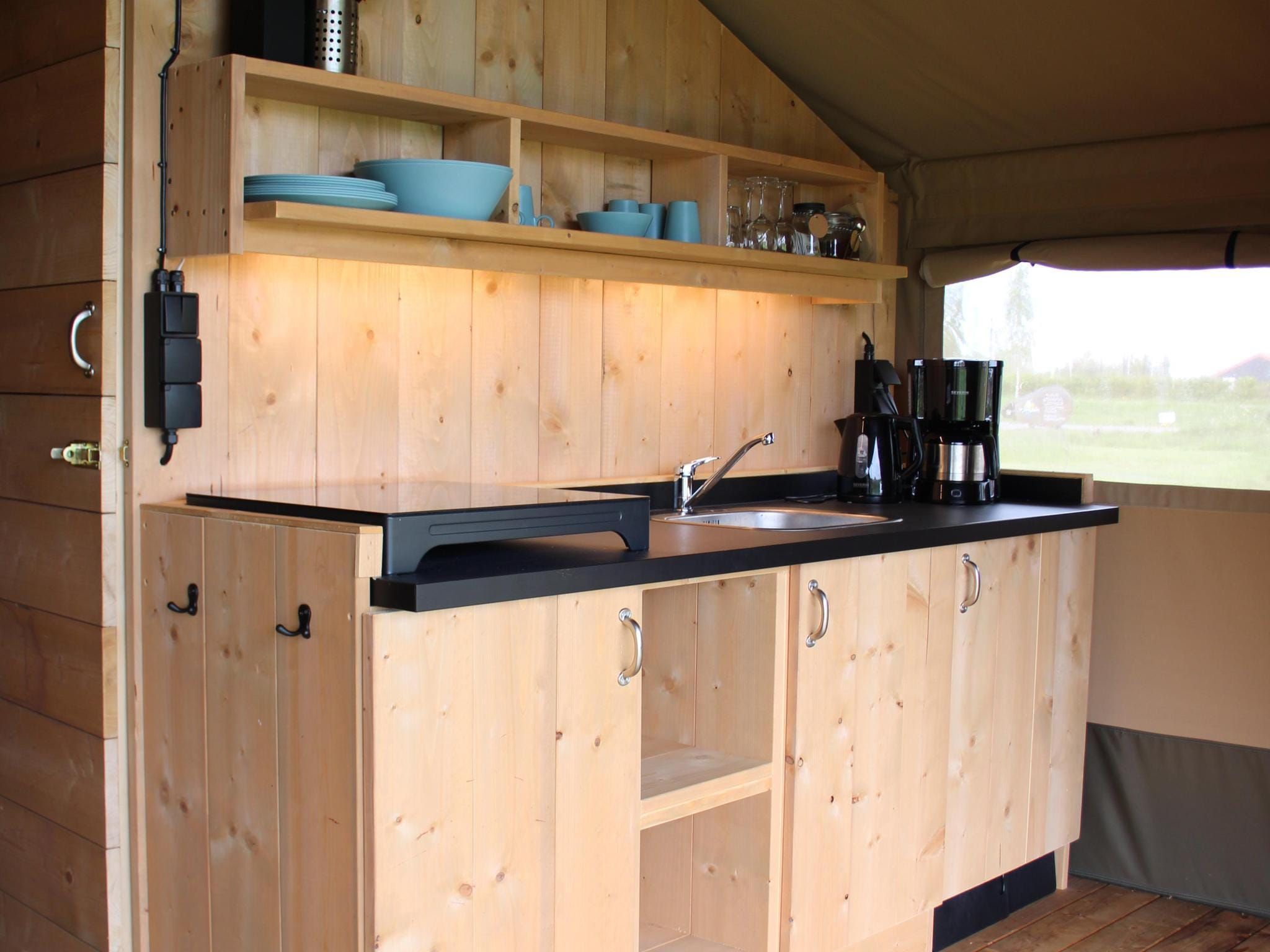 De keuken van Luxe glamping met badkamer 1 in De Veenhoop