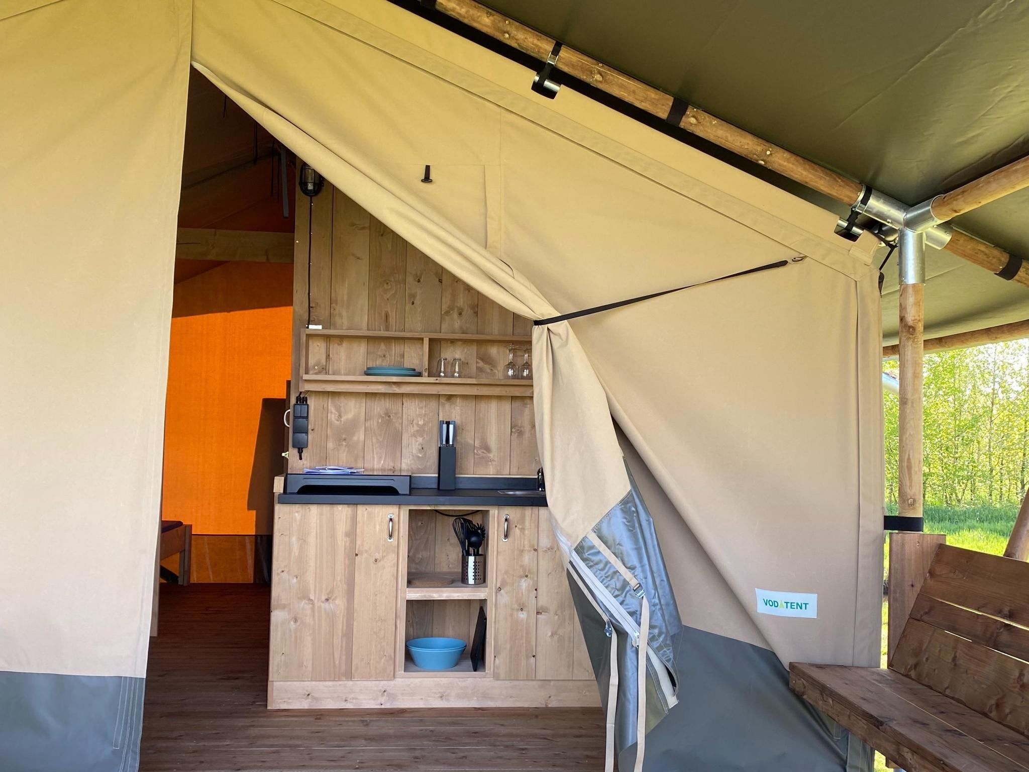 De keuken van Luxe glamping met badkamer 1 in De Veenhoop