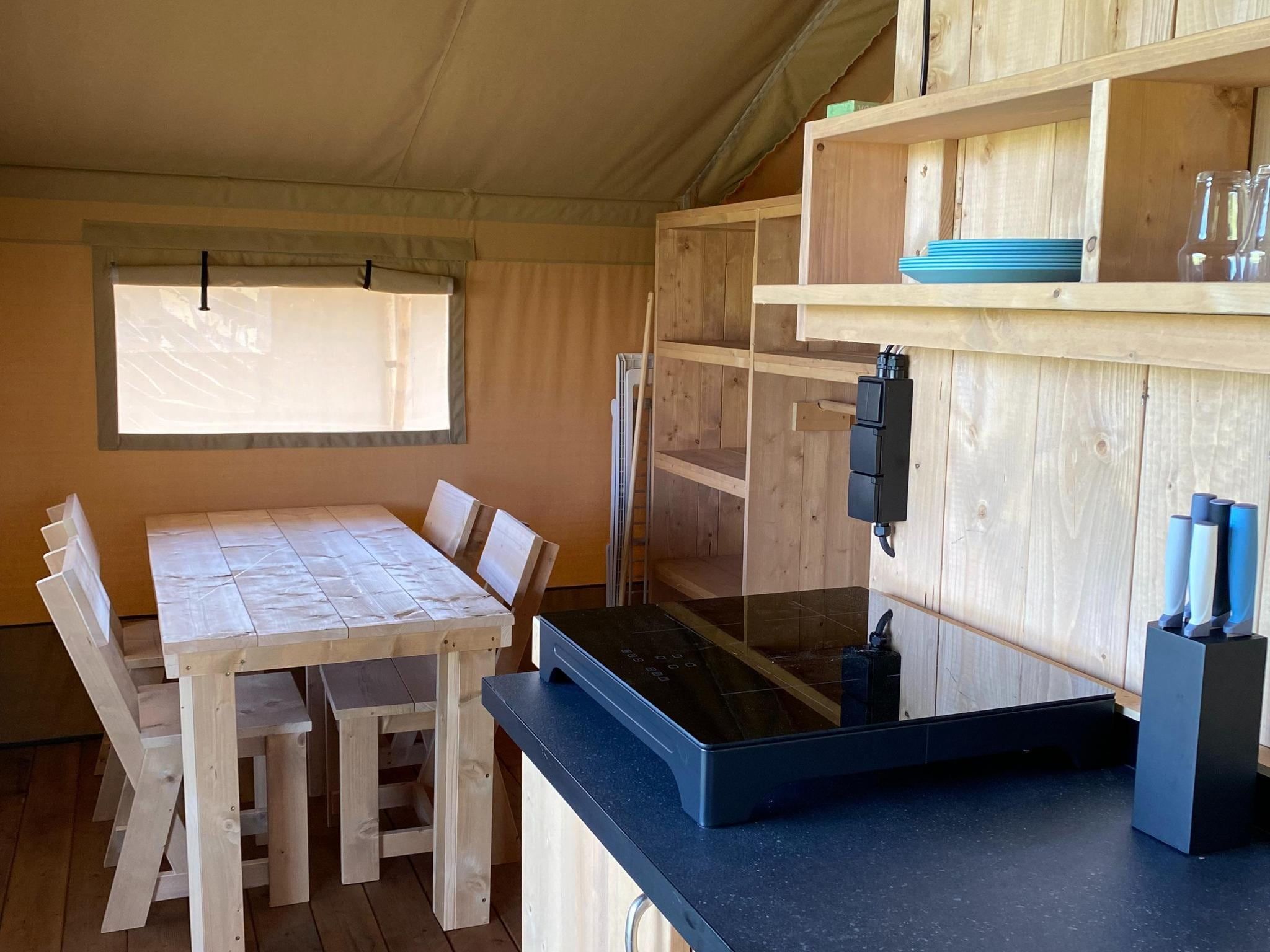 De keuken van Luxe glamping met badkamer 1 in De Veenhoop