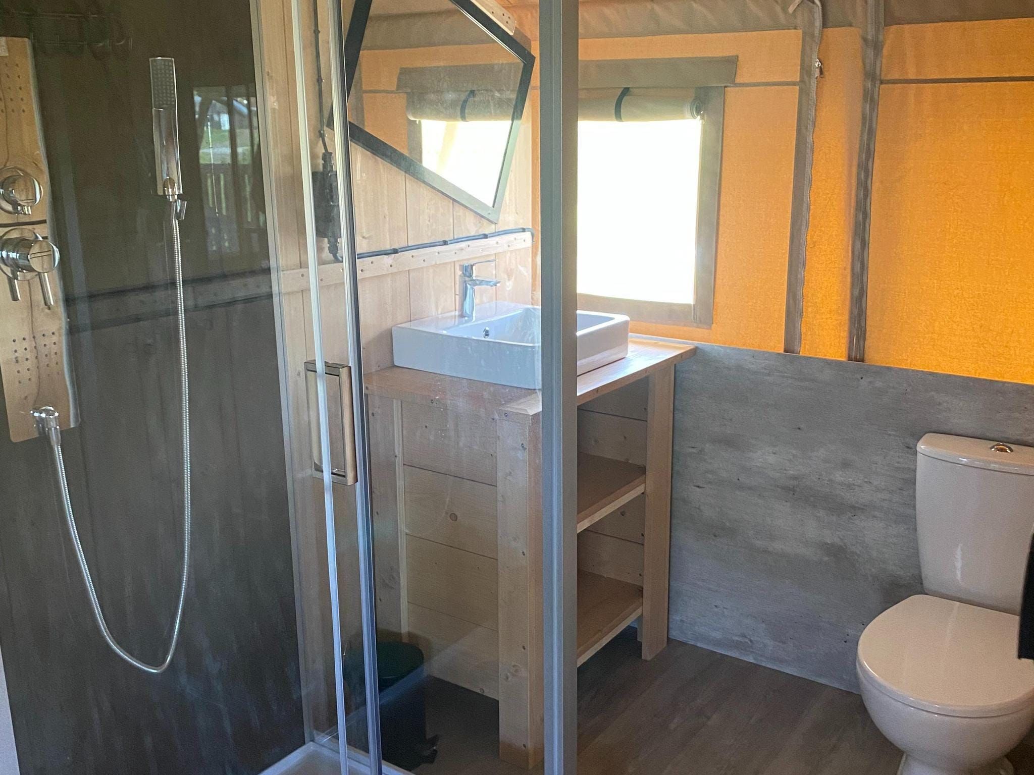 De badkamer van Luxe glamping met badkamer 1 in De Veenhoop