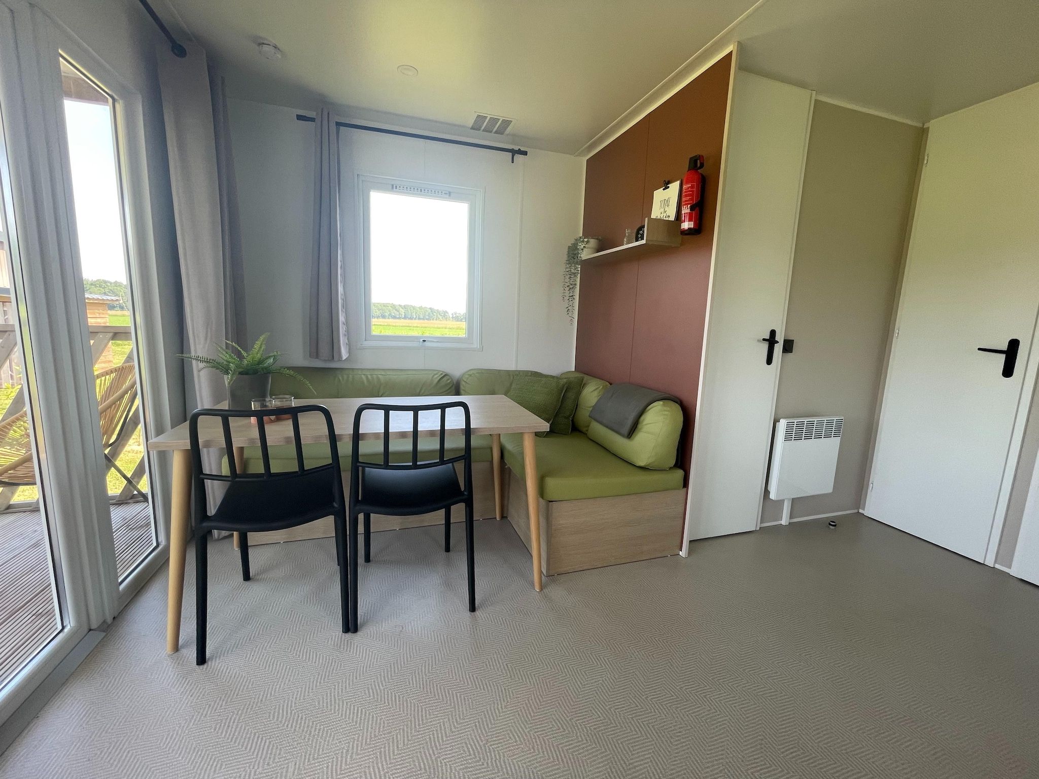 De woonkamer van Elperhof Leberenlodge in Schoonloo