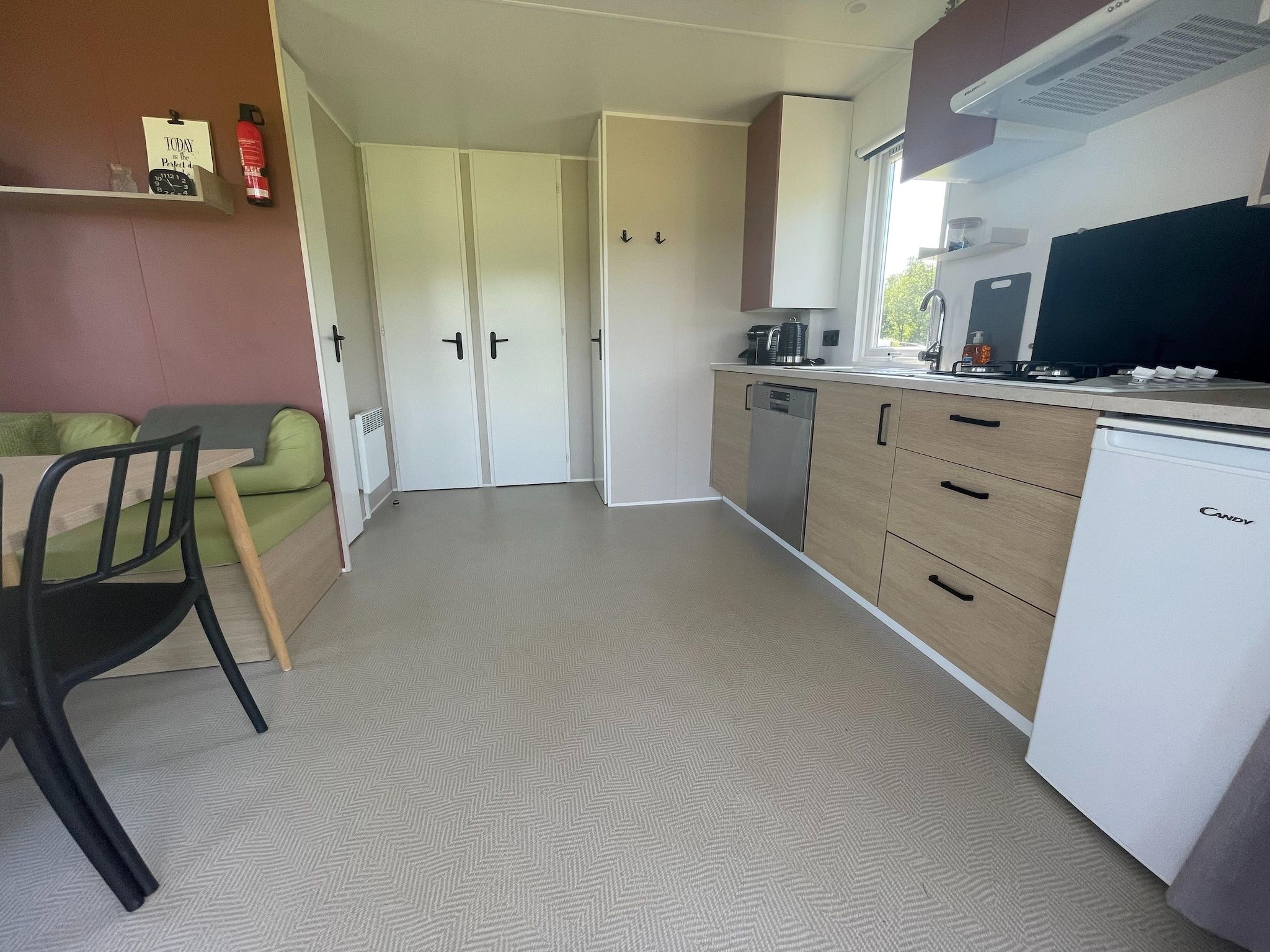 De woonkamer van Elperhof Leberenlodge in Schoonloo