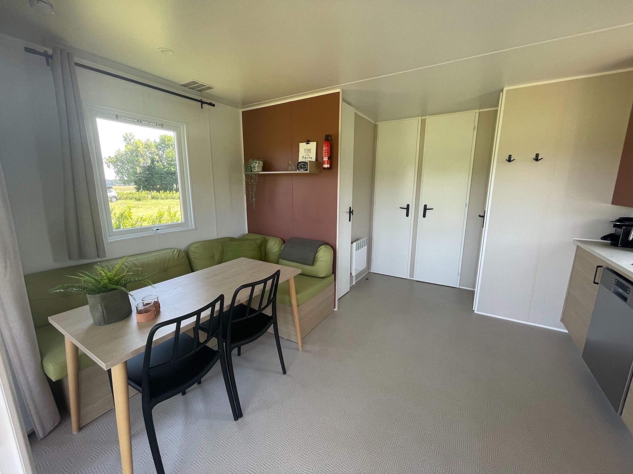 De eetkamer van Elperhof Leberenlodge in Schoonloo