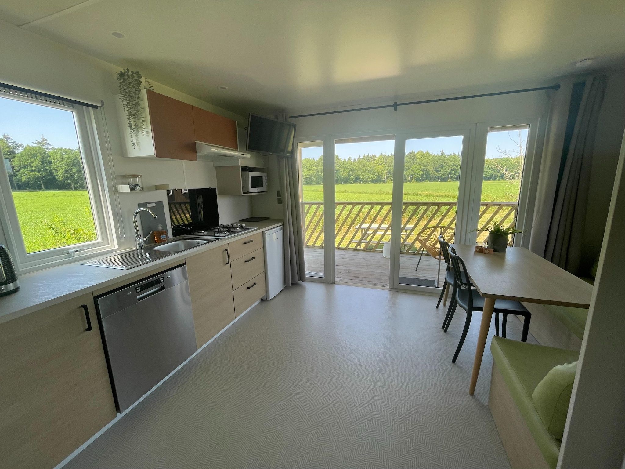 De eetkamer van Elperhof Leberenlodge in Schoonloo