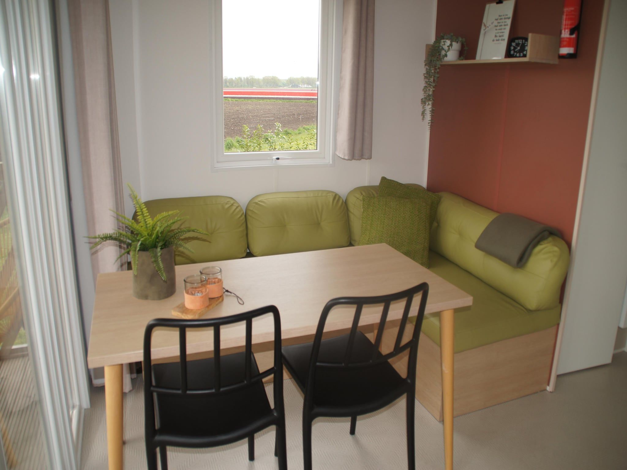 De woonkamer van Elperhof Leberenlodge in Schoonloo