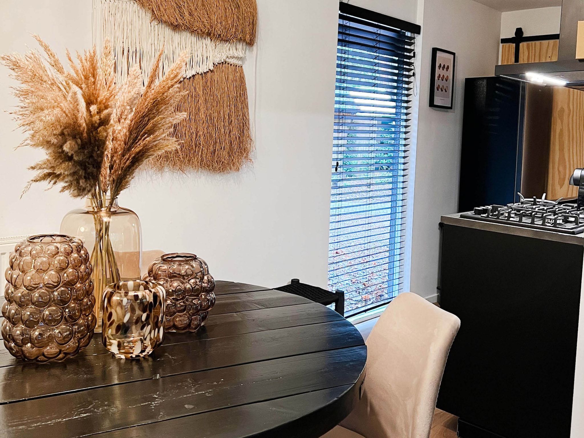 De eetkamer van Dutch Cabin Houses 45 in Rheezerveen