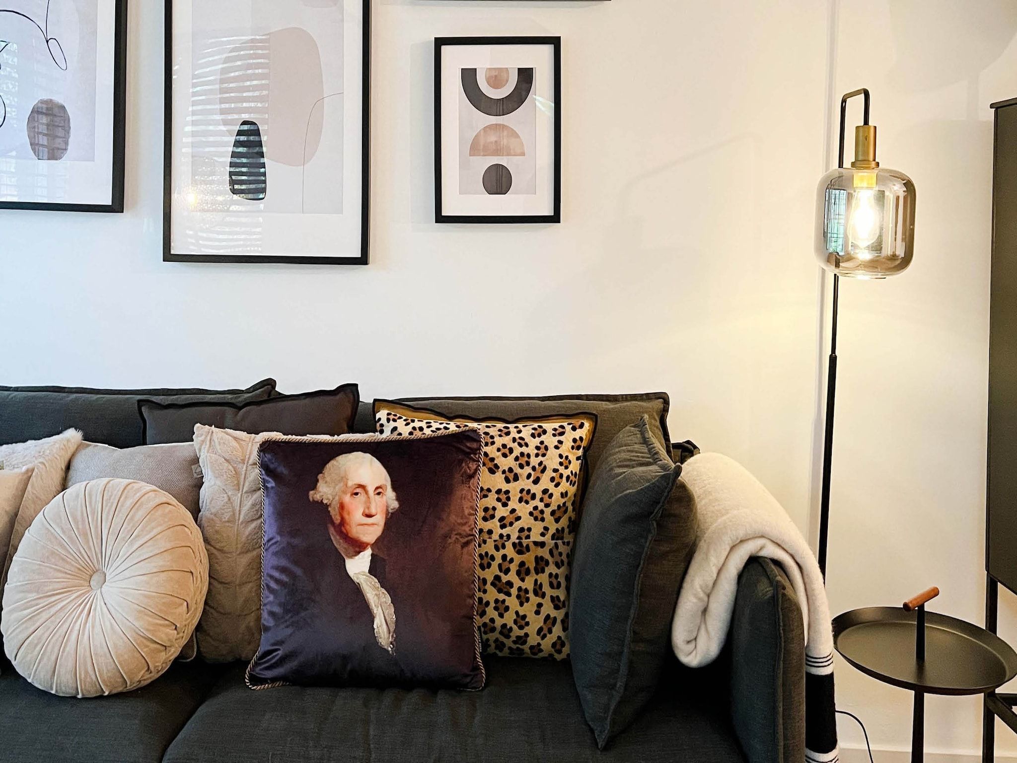 De woonkamer van Dutch Cabin Houses 45 in Rheezerveen