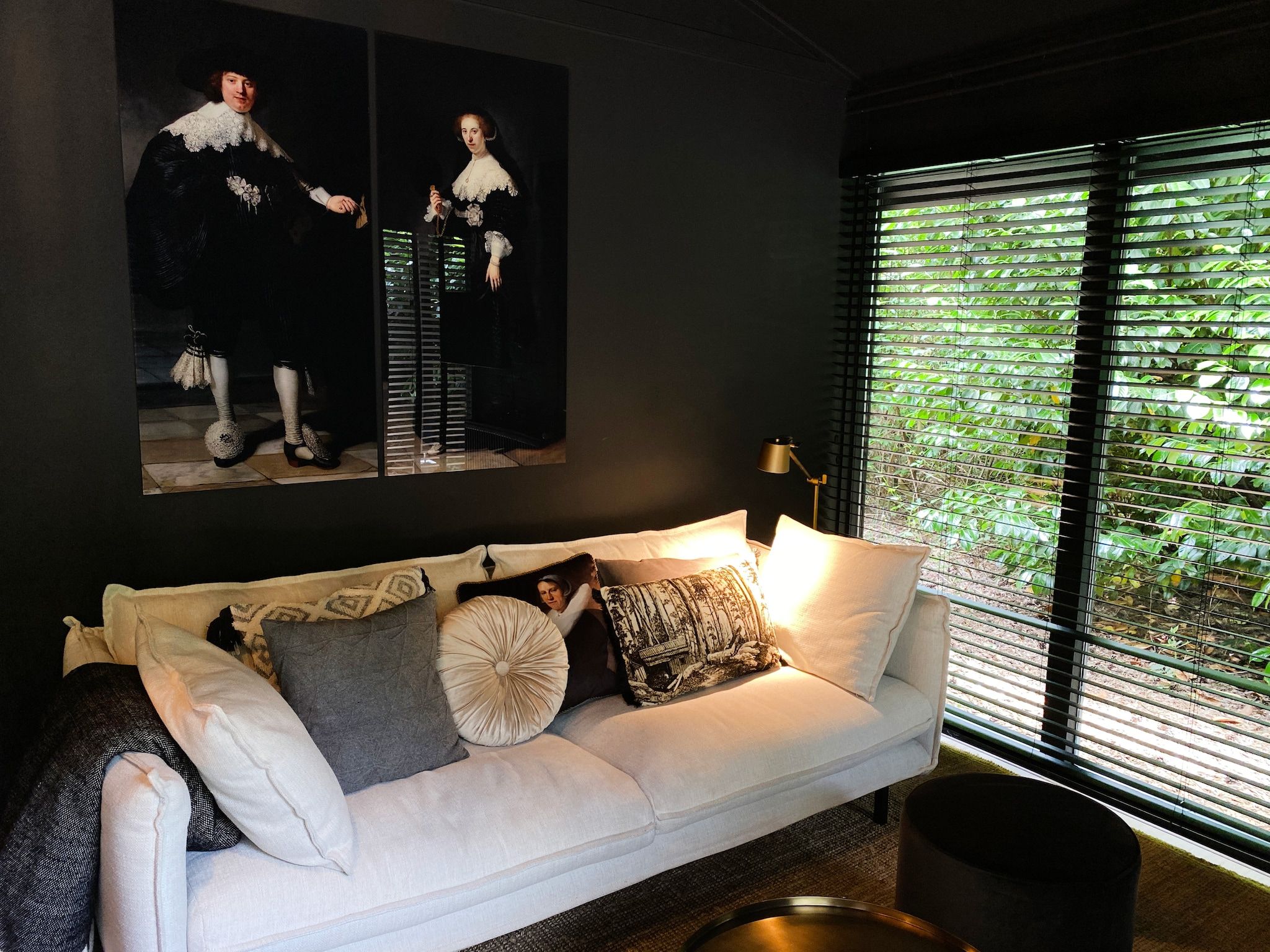 De woonkamer van Dutch Cabin Houses C65 in Rheezerveen