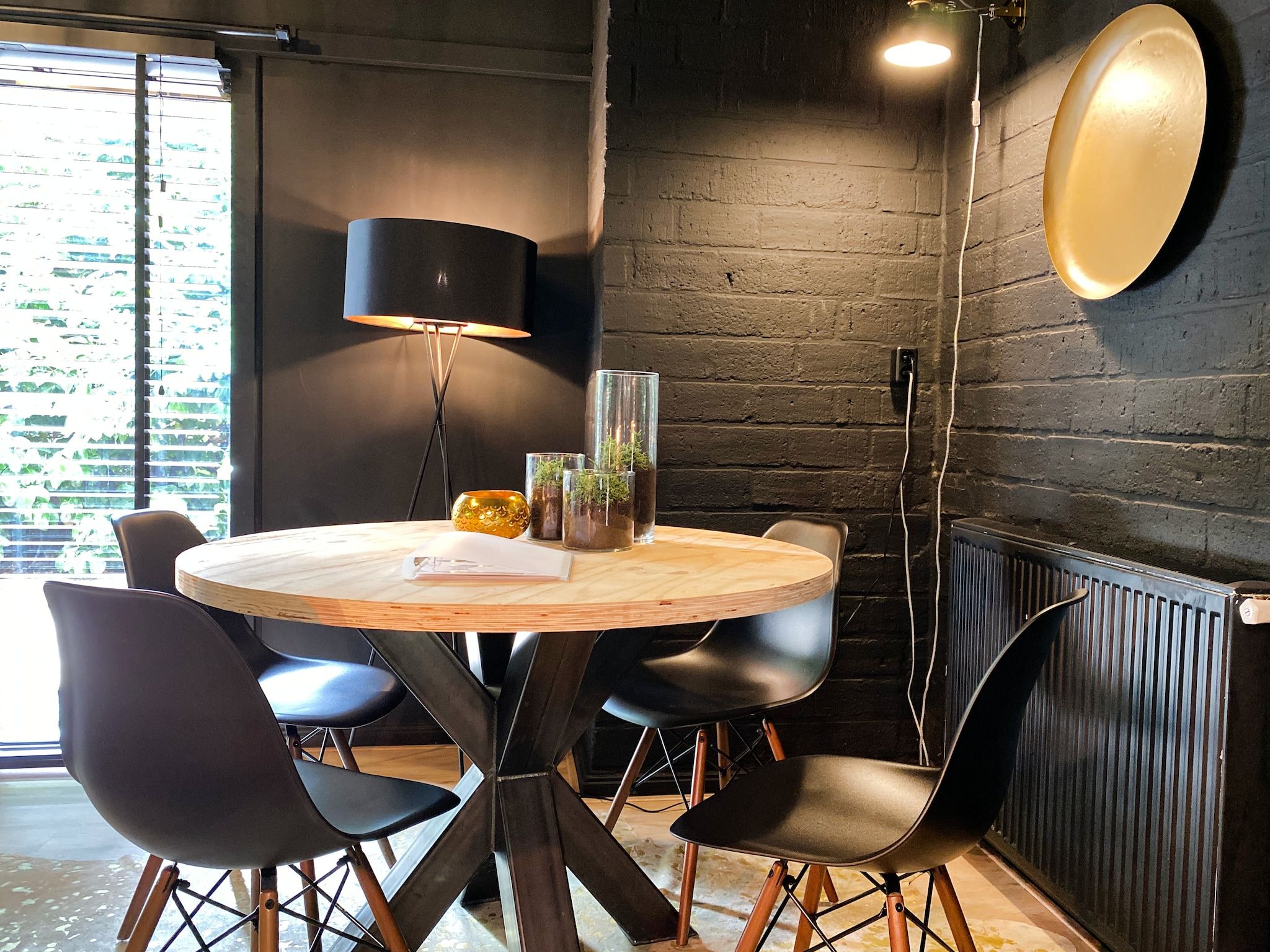 De woonkamer van Dutch Cabin Houses C65 in Rheezerveen