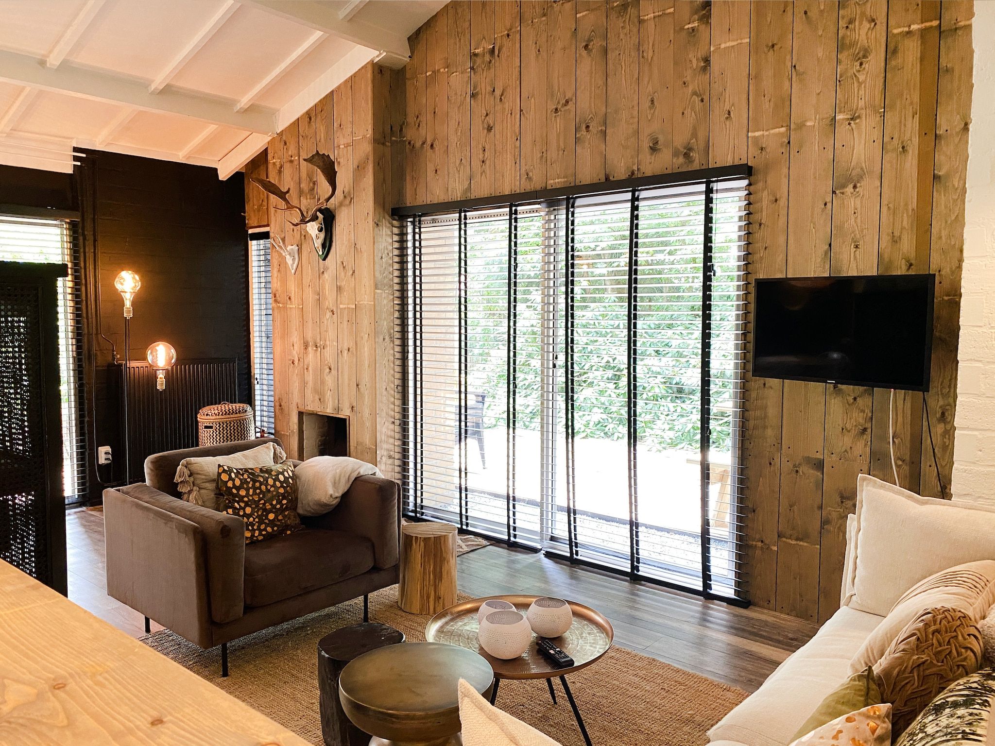 De woonkamer van Dutch Cabin Houses C66 in Rheezerveen