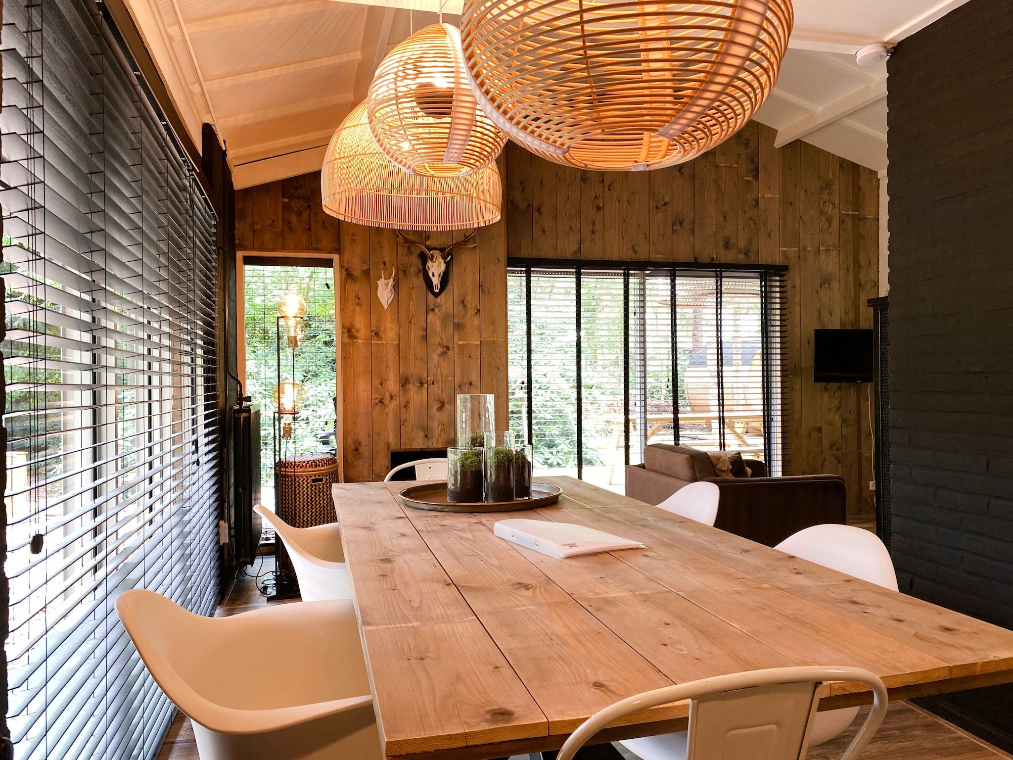 De woonkamer van Dutch Cabin Houses C66 in Rheezerveen