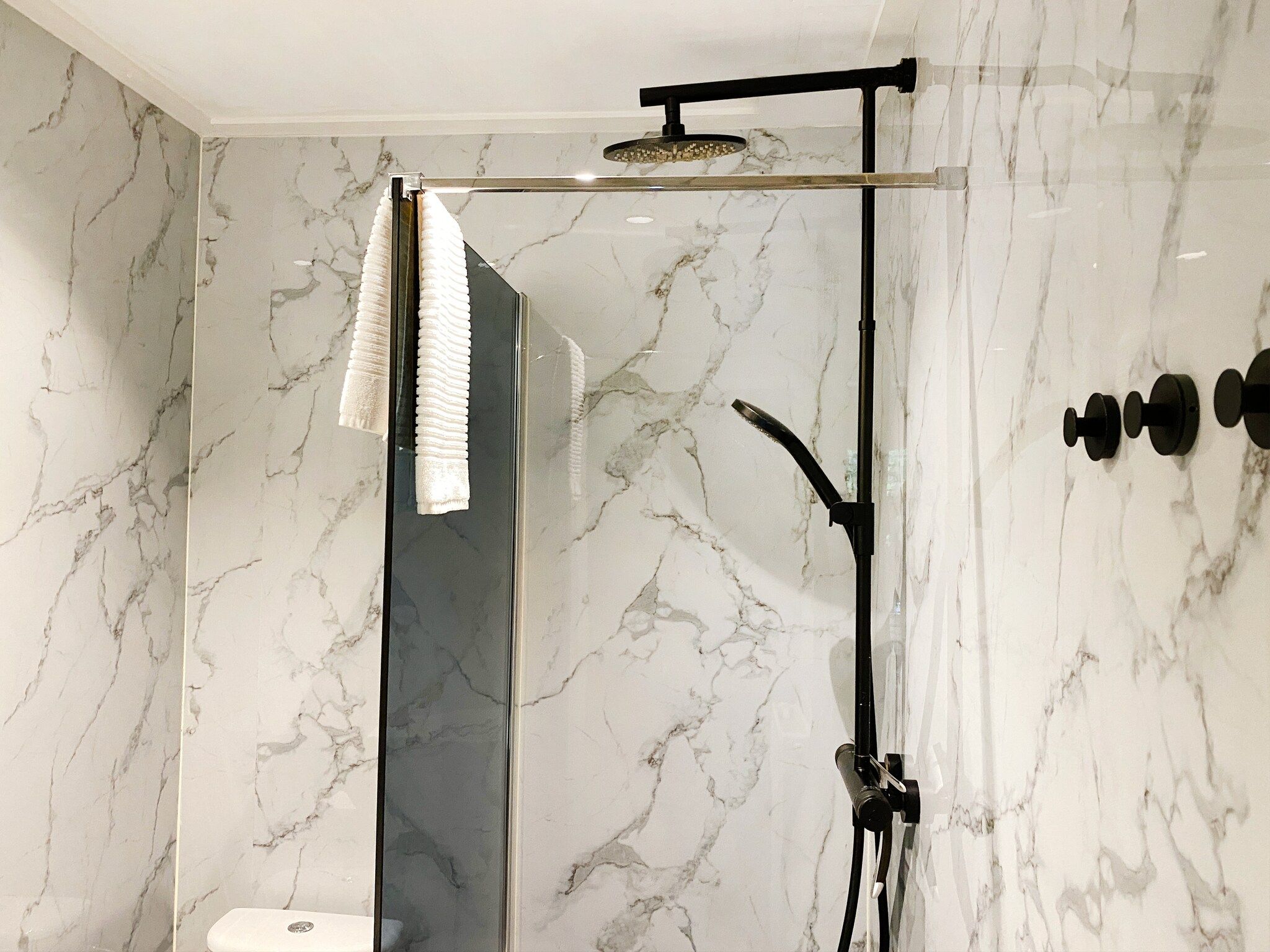 De badkamer van Dutch Cabin Houses C67 in Rheezerveen