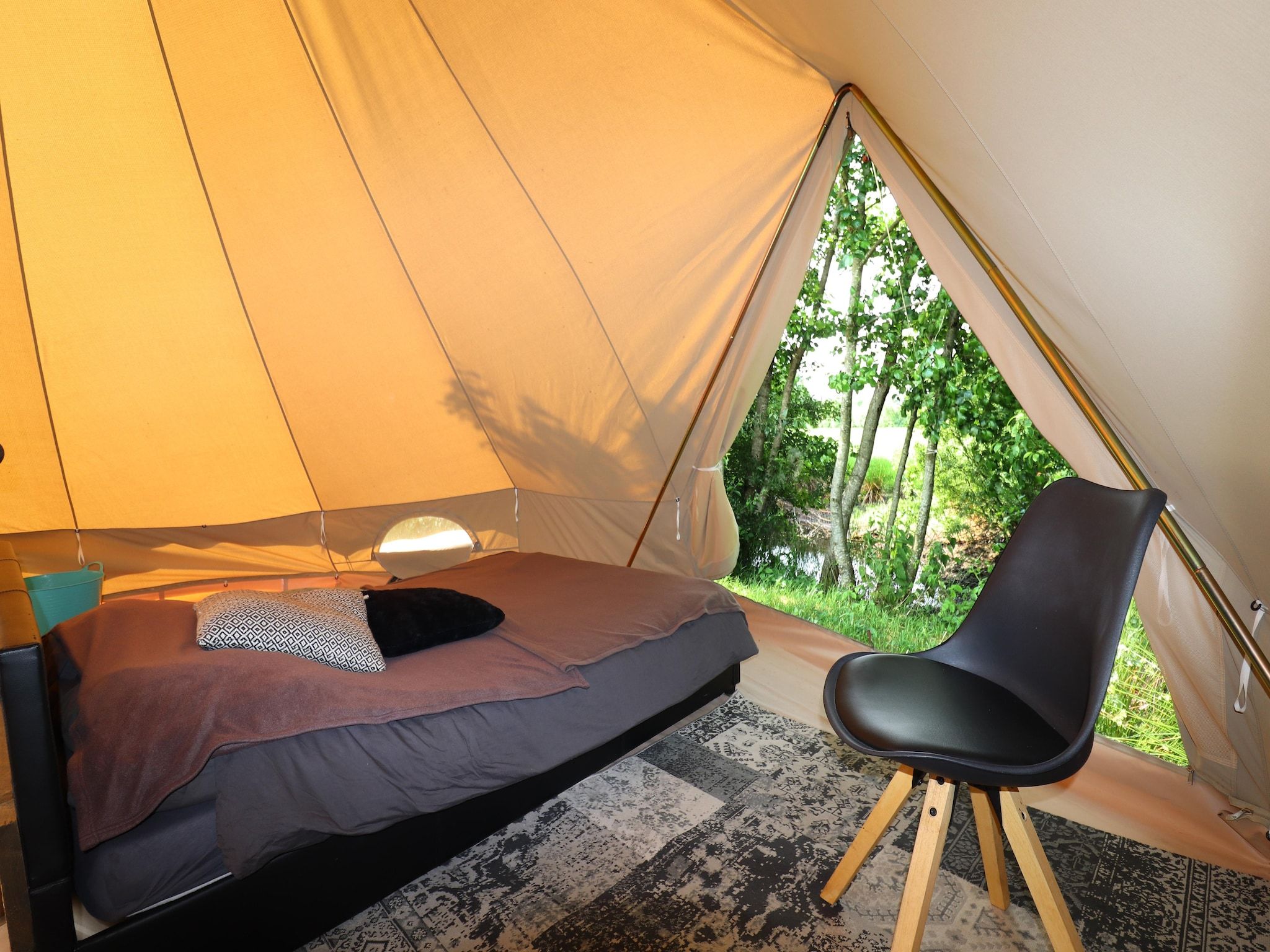 Een slaapkamer van Glamour tent 'Smuk' in Twijzel