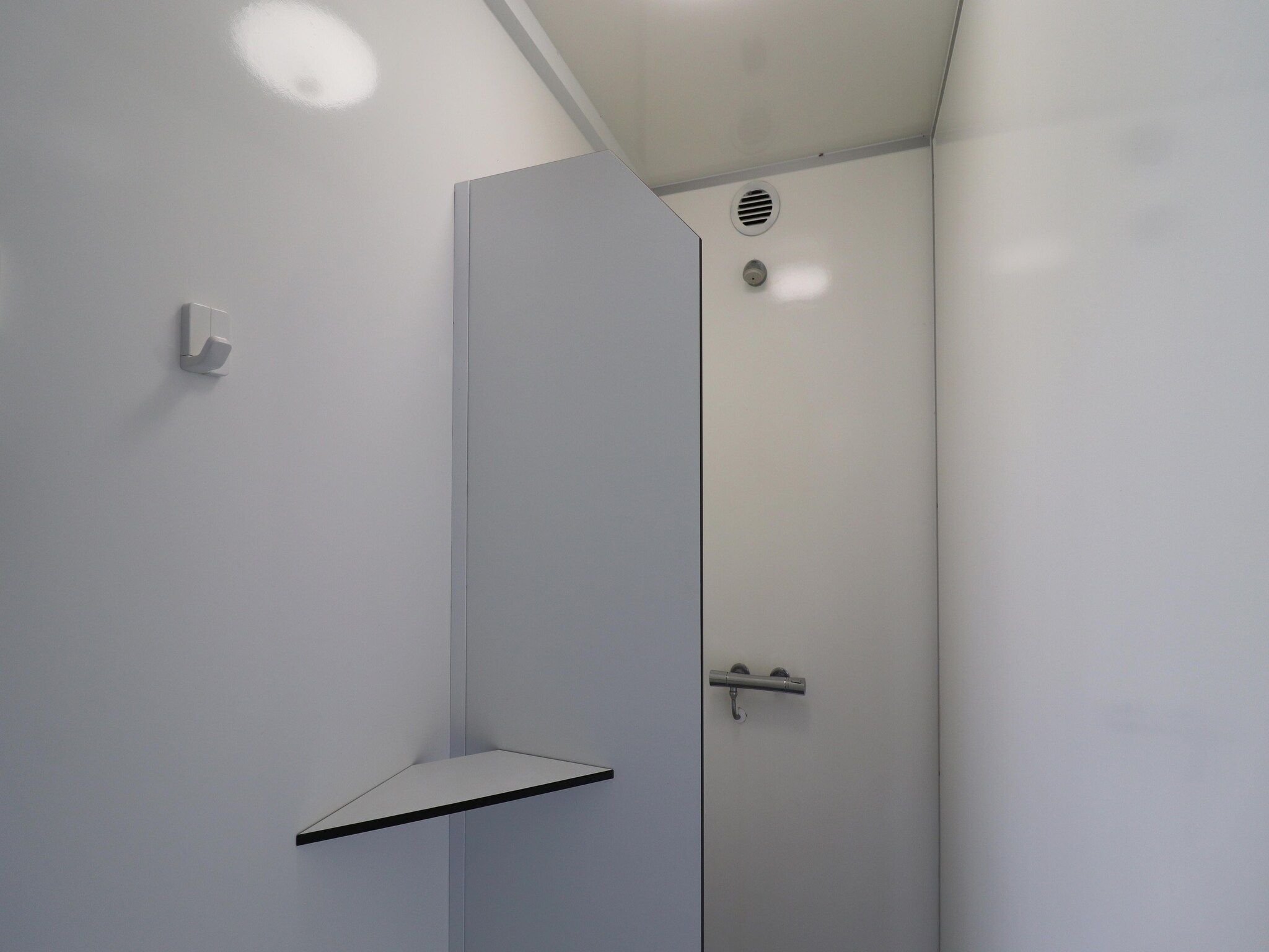 De badkamer van Glamour tent 'Smuk' in Twijzel