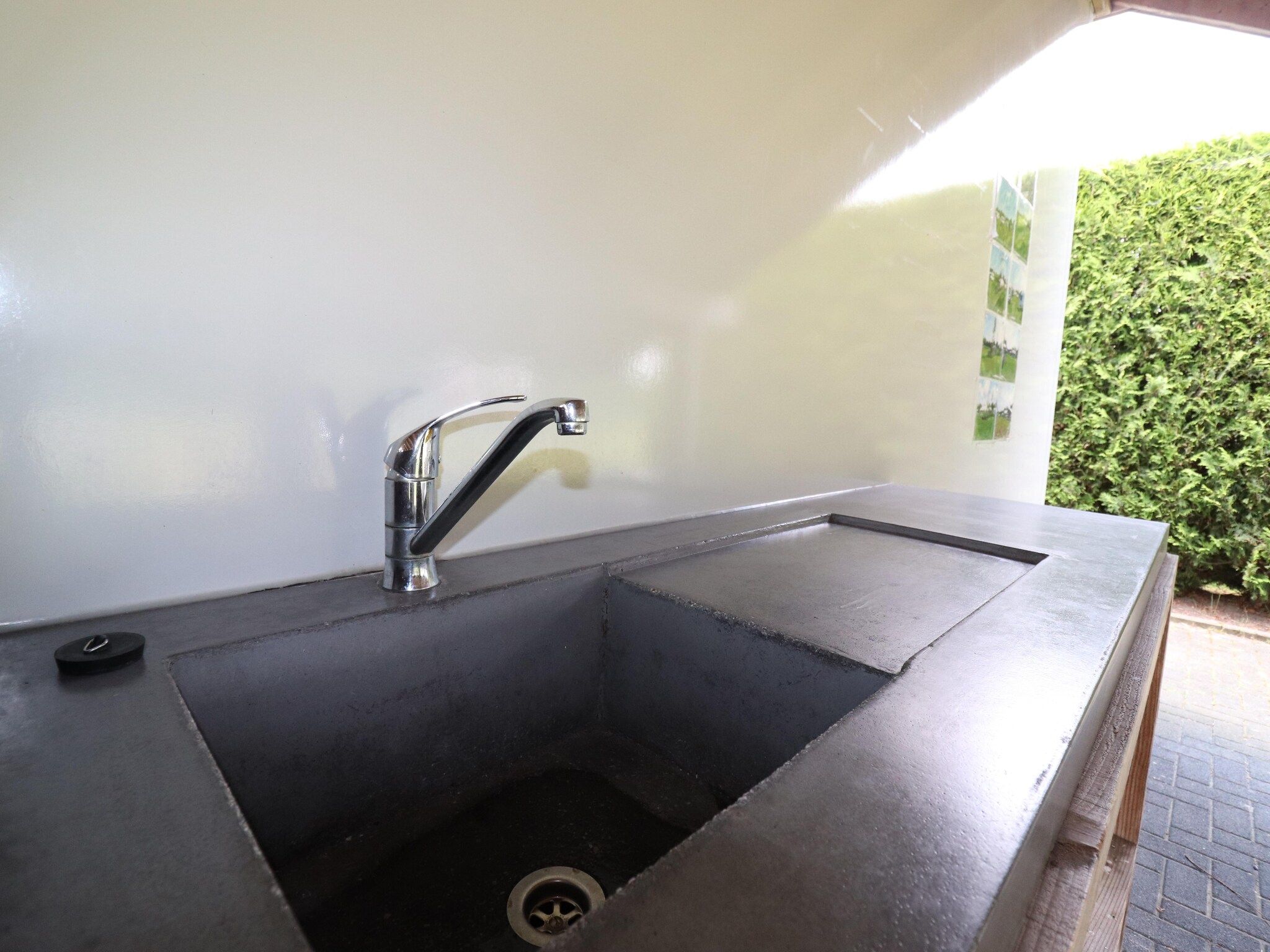 De keuken van Twee Glamour tenten "Kreas" en "Smuk" naast elkaar in Twijzel