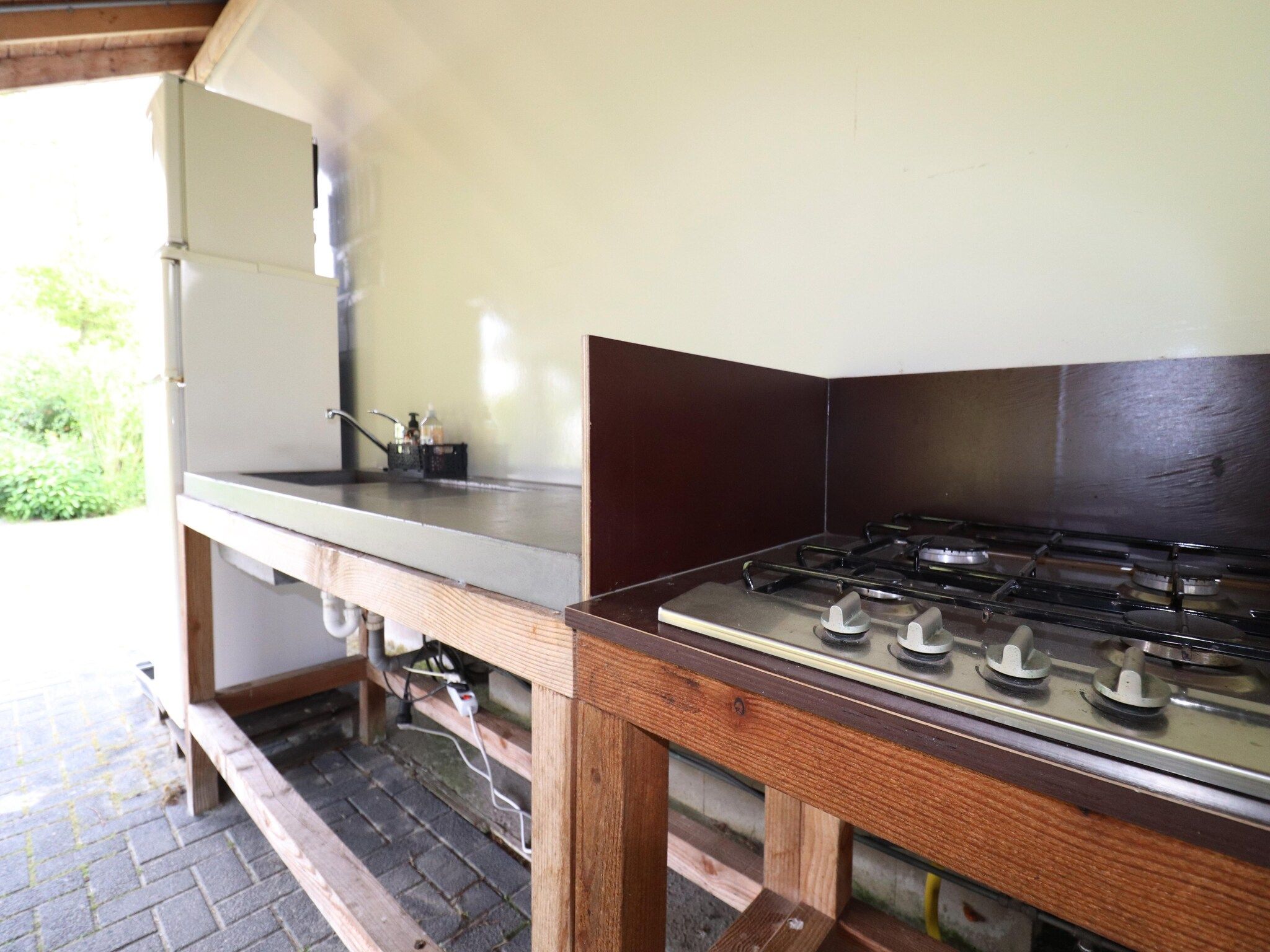 De keuken van Twee Glamour tenten "Kreas" en "Smuk" naast elkaar in Twijzel