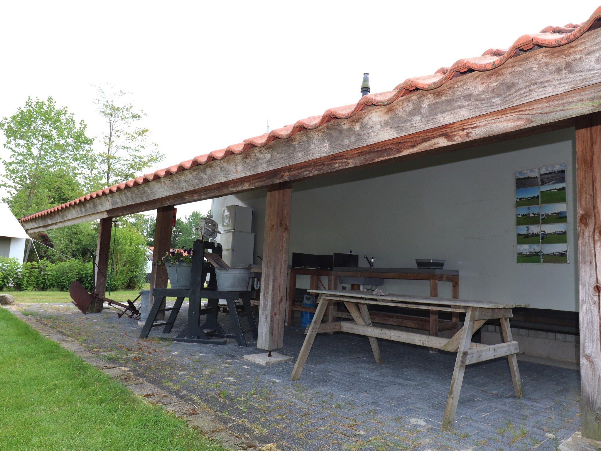 De keuken van Twee Glamour tenten "Kreas" en "Smuk" naast elkaar in Twijzel