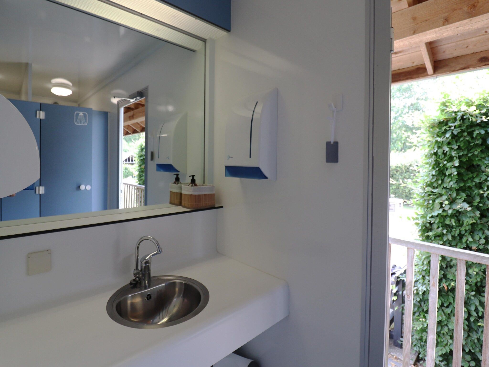 De badkamer van Twee Glamour tenten "Kreas" en "Smuk" naast elkaar in Twijzel