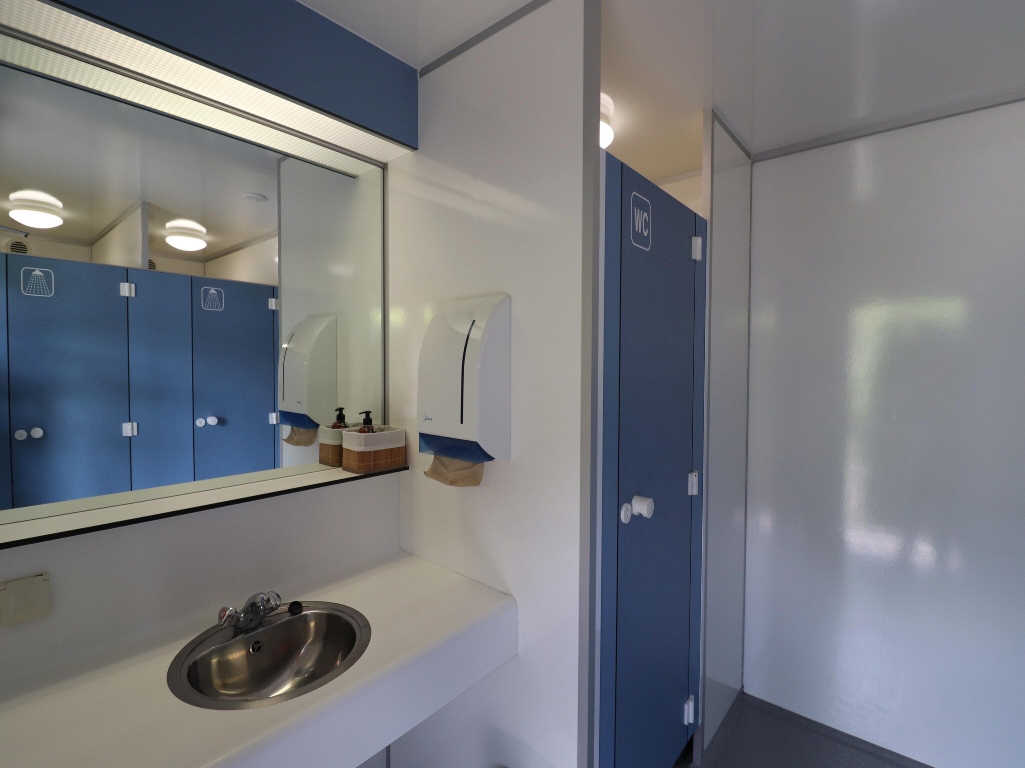 De badkamer van Twee Glamour tenten "Kreas" en "Smuk" naast elkaar in Twijzel