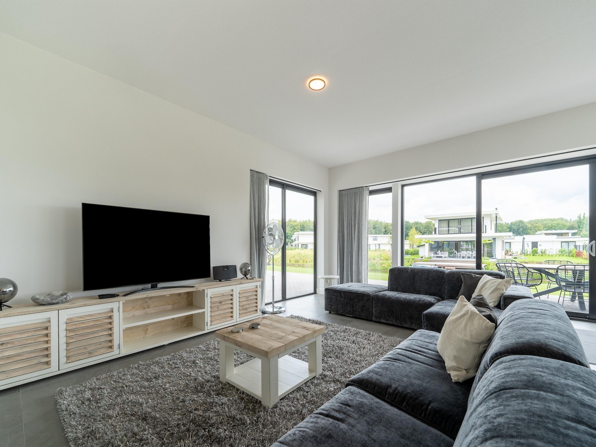 De woonkamer van Villa Lacus 553 in Zeewolde