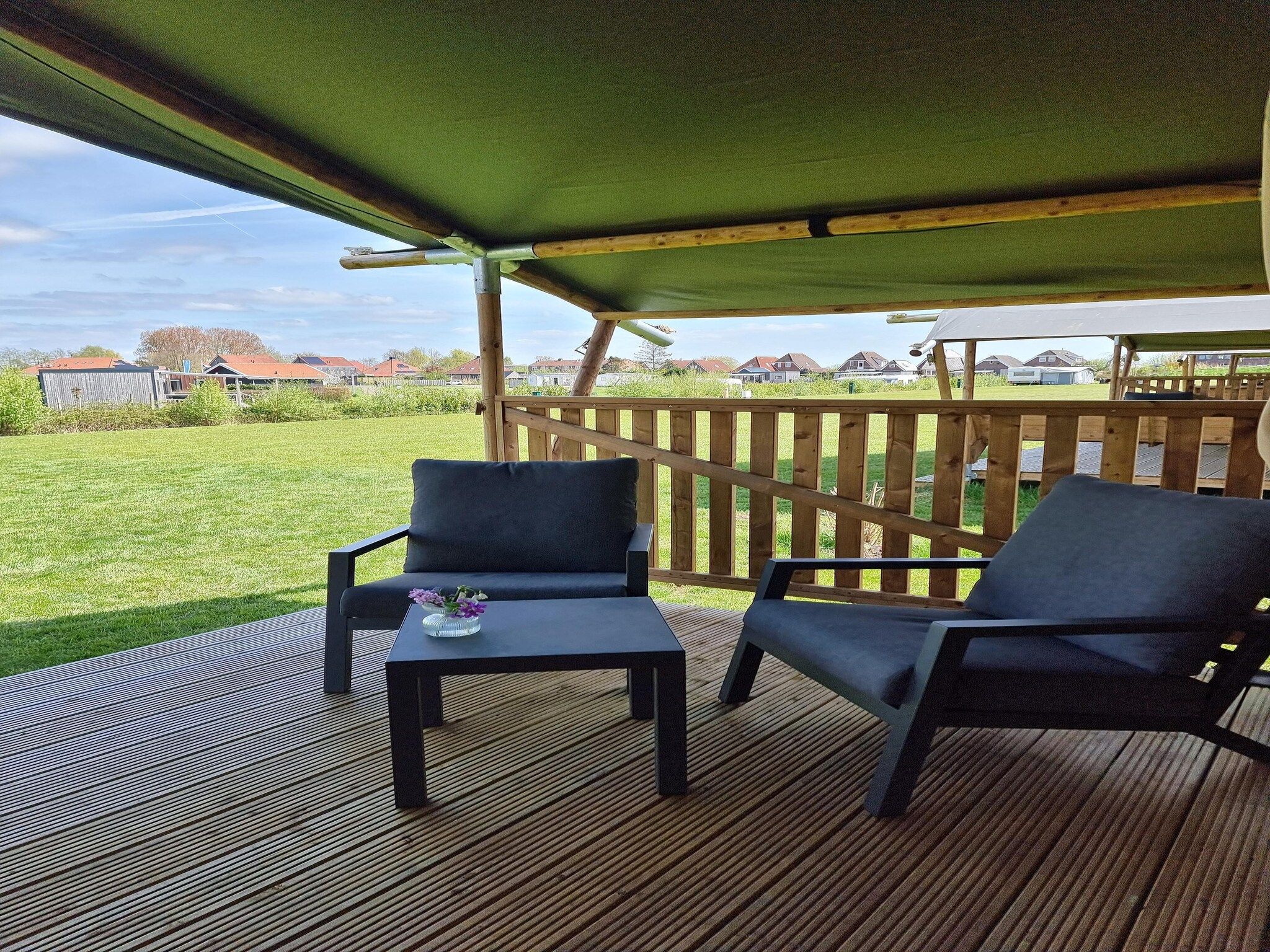 Het terras van Luxe glamping met badkamer 3 in De Veenhoop