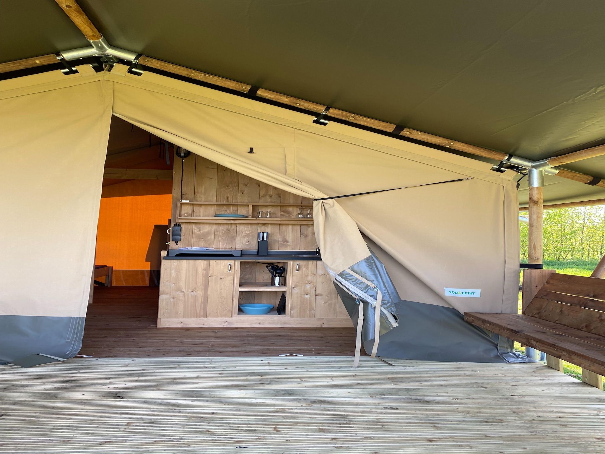 Het terras van Luxe glamping met badkamer 3 in De Veenhoop