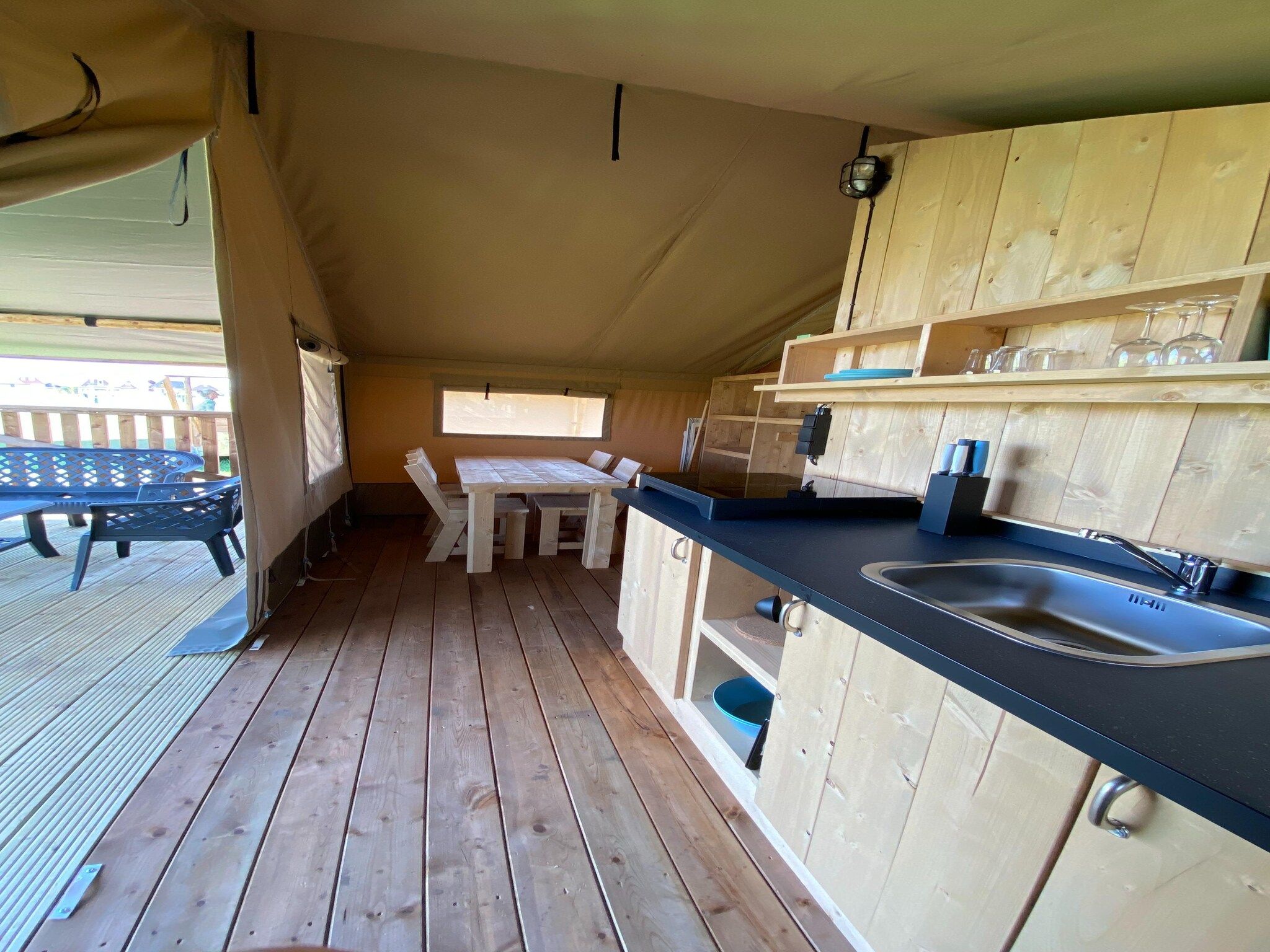 De keuken van Luxe glamping met badkamer 3 in De Veenhoop