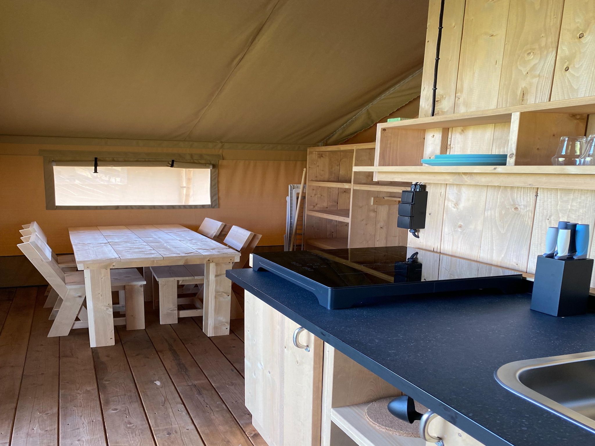 De woonkamer van Luxe glamping met badkamer 3 in De Veenhoop