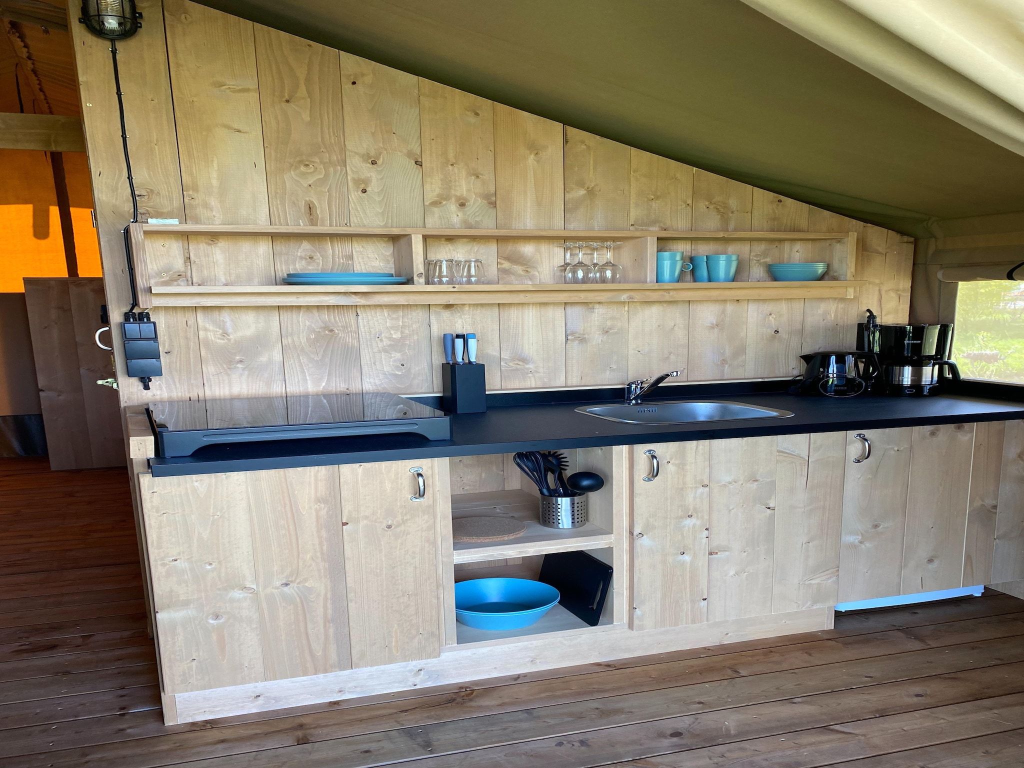 De keuken van Luxe glamping met badkamer 3 in De Veenhoop
